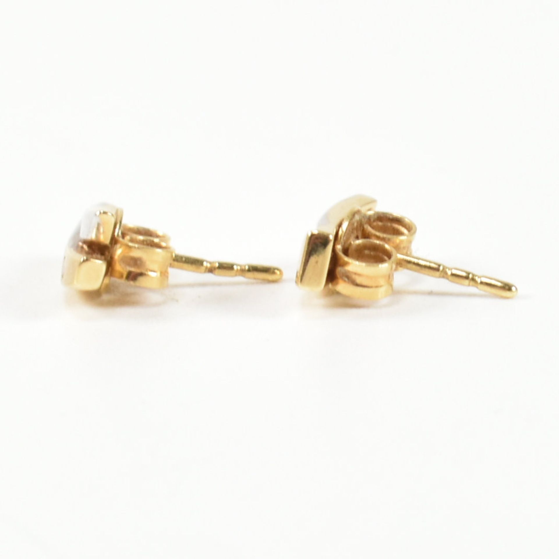 18CT GOLD & DIAMOND STUD EARRINGS - Image 2 of 4