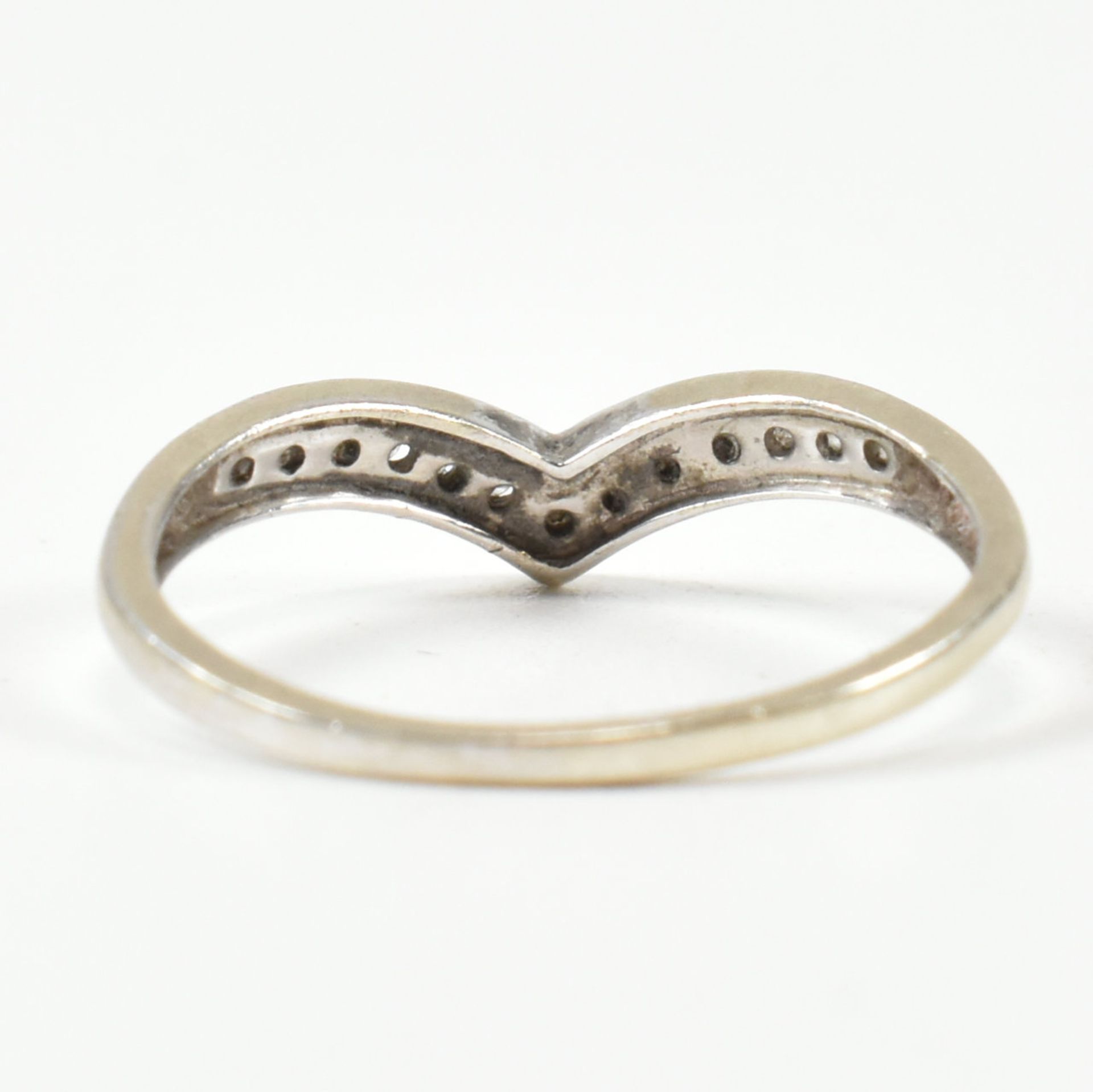 HALLMARKED 9CT WHITE GOLD & DIAMOND WISHBONE RING - Image 2 of 10