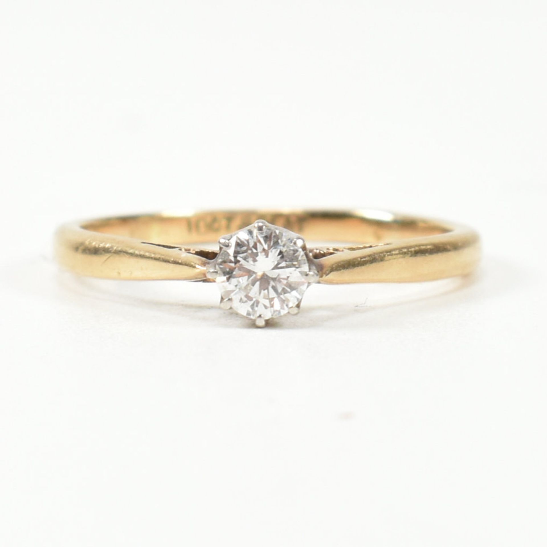 18CT GOLD & DIAMOND SOLITAIRE RING - Image 2 of 8