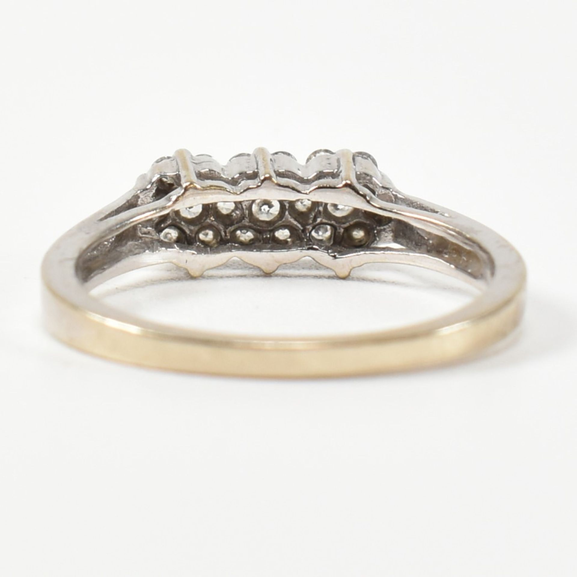 18CT WHITE GOLD & DIAMOND RING - Image 2 of 8