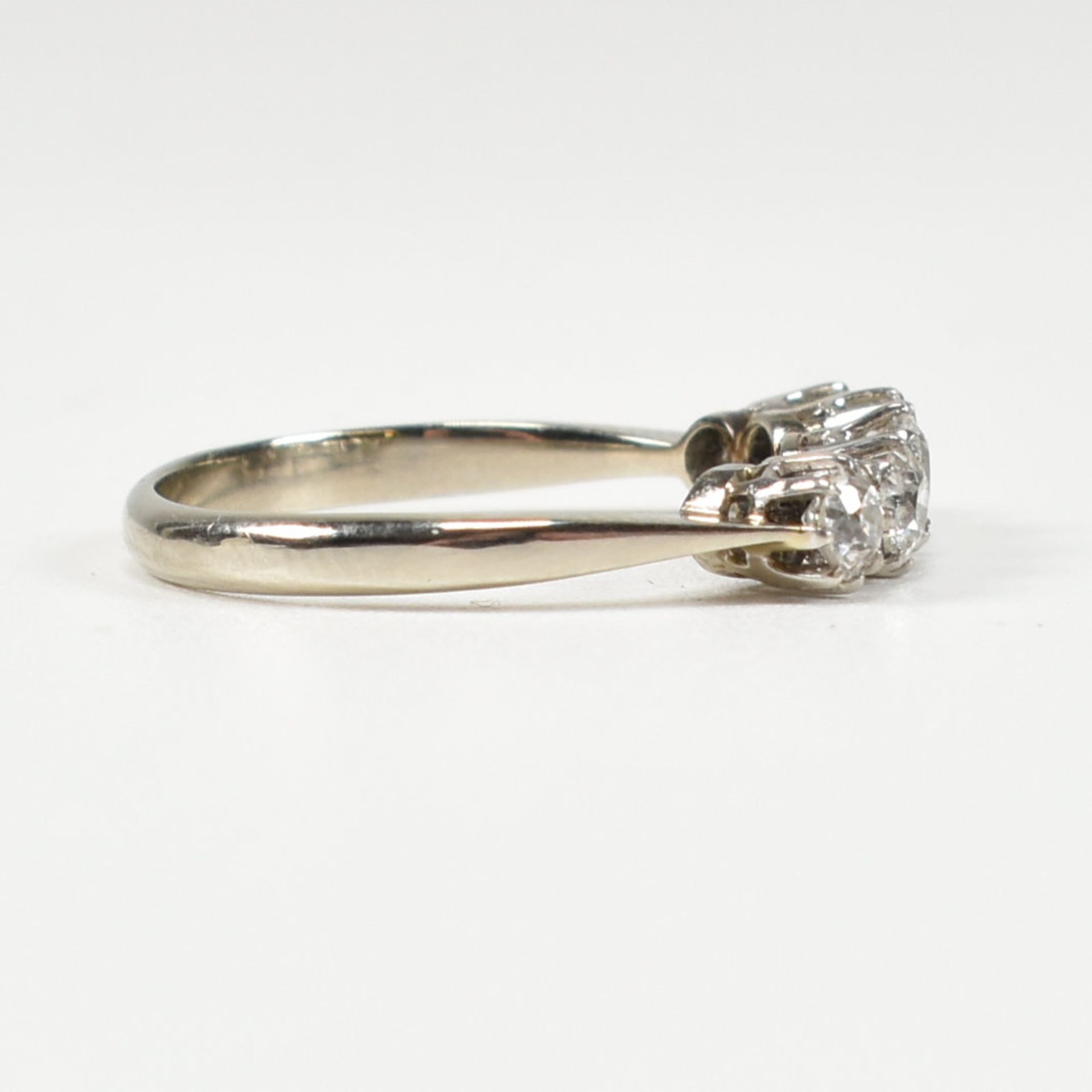 18CT WHITE GOLD & PLATINUM DIAMOND FIVE STONE RING - Bild 2 aus 8