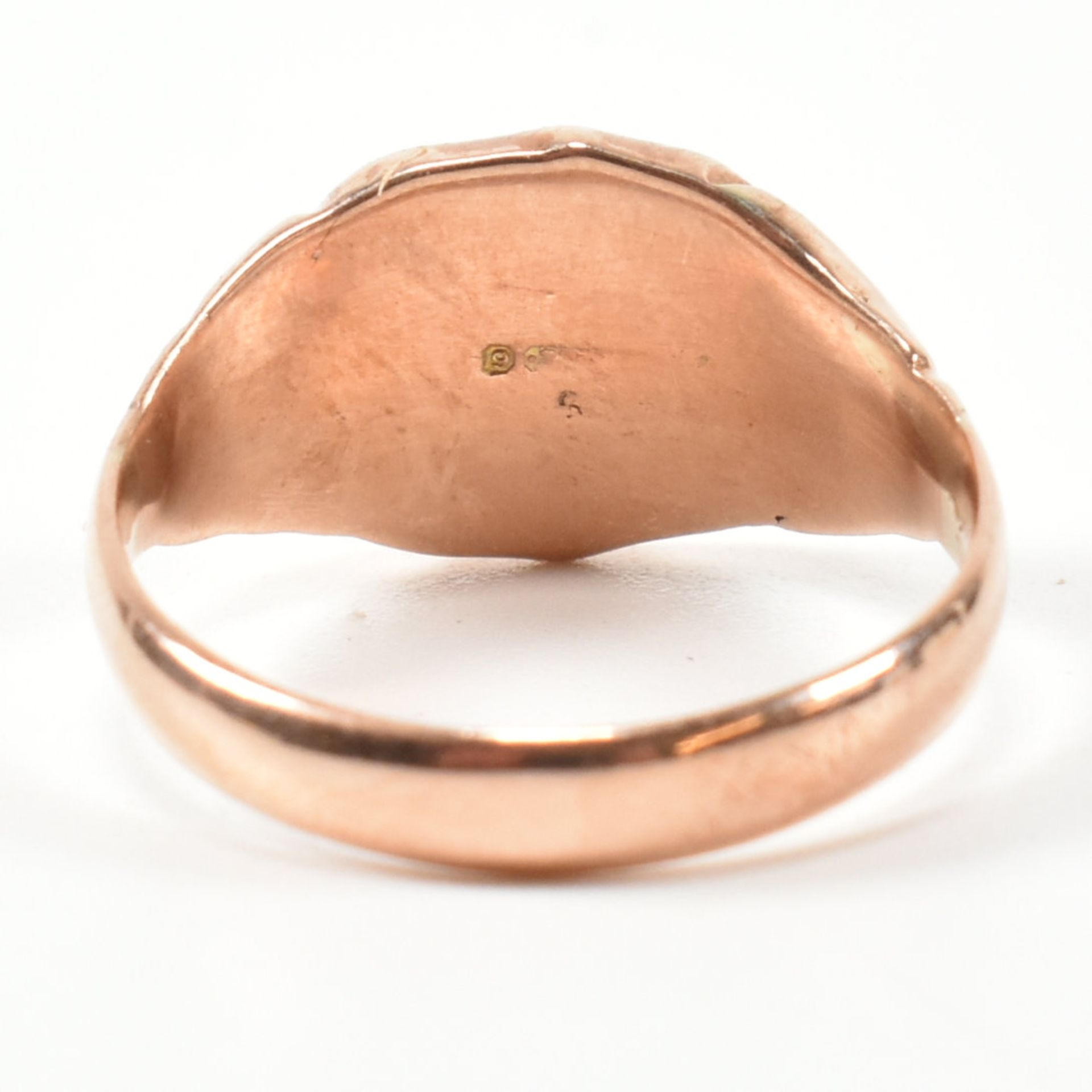 EARLY 20TH CENTURY HALLMARKED 9CT ROSE GOLD SHIELD SIGNET RING - Bild 5 aus 7