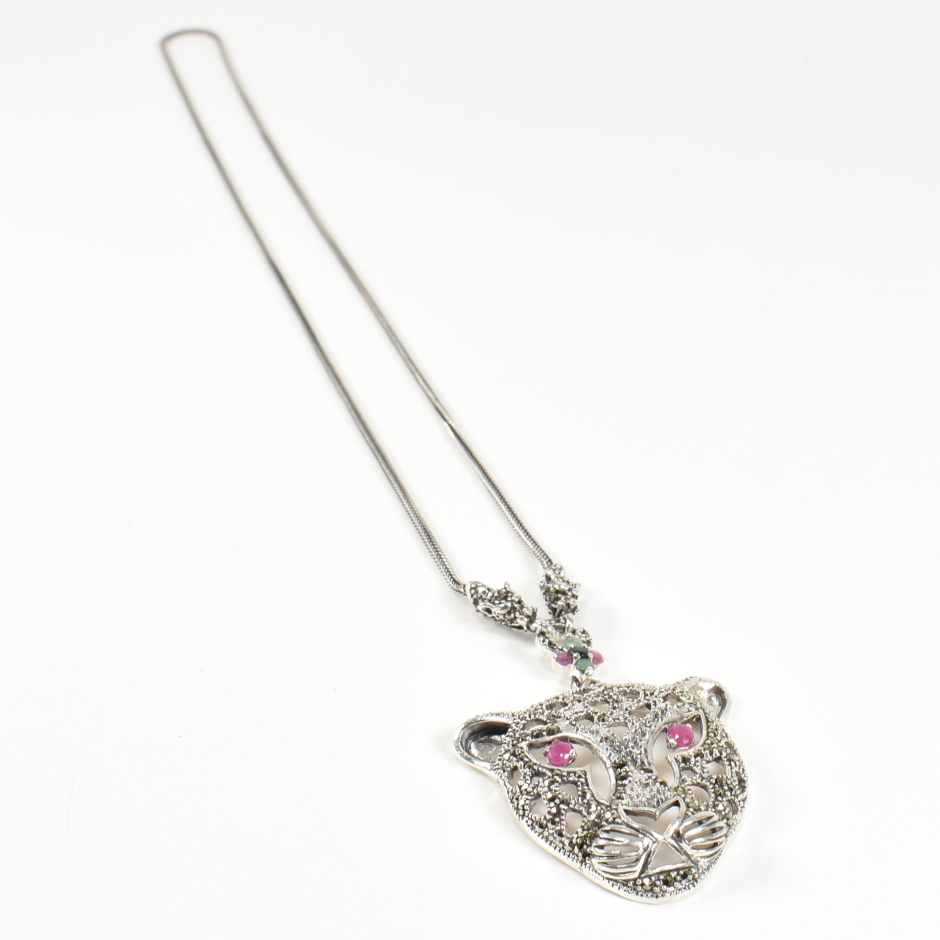 A SILVER GEM SET LEOPARDS HEAD PENDANT NECKLACE