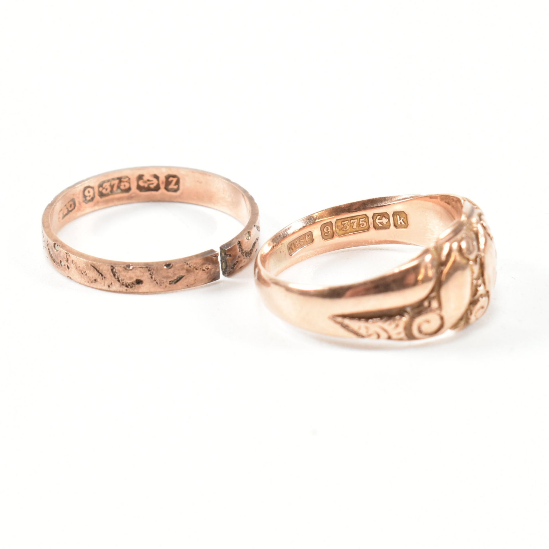 EDWARDIAN HALLMARKED 9CT ROSE GOLD KEEPER RING & VICTORIAN ENGRAVED BAND RING - Image 5 of 6