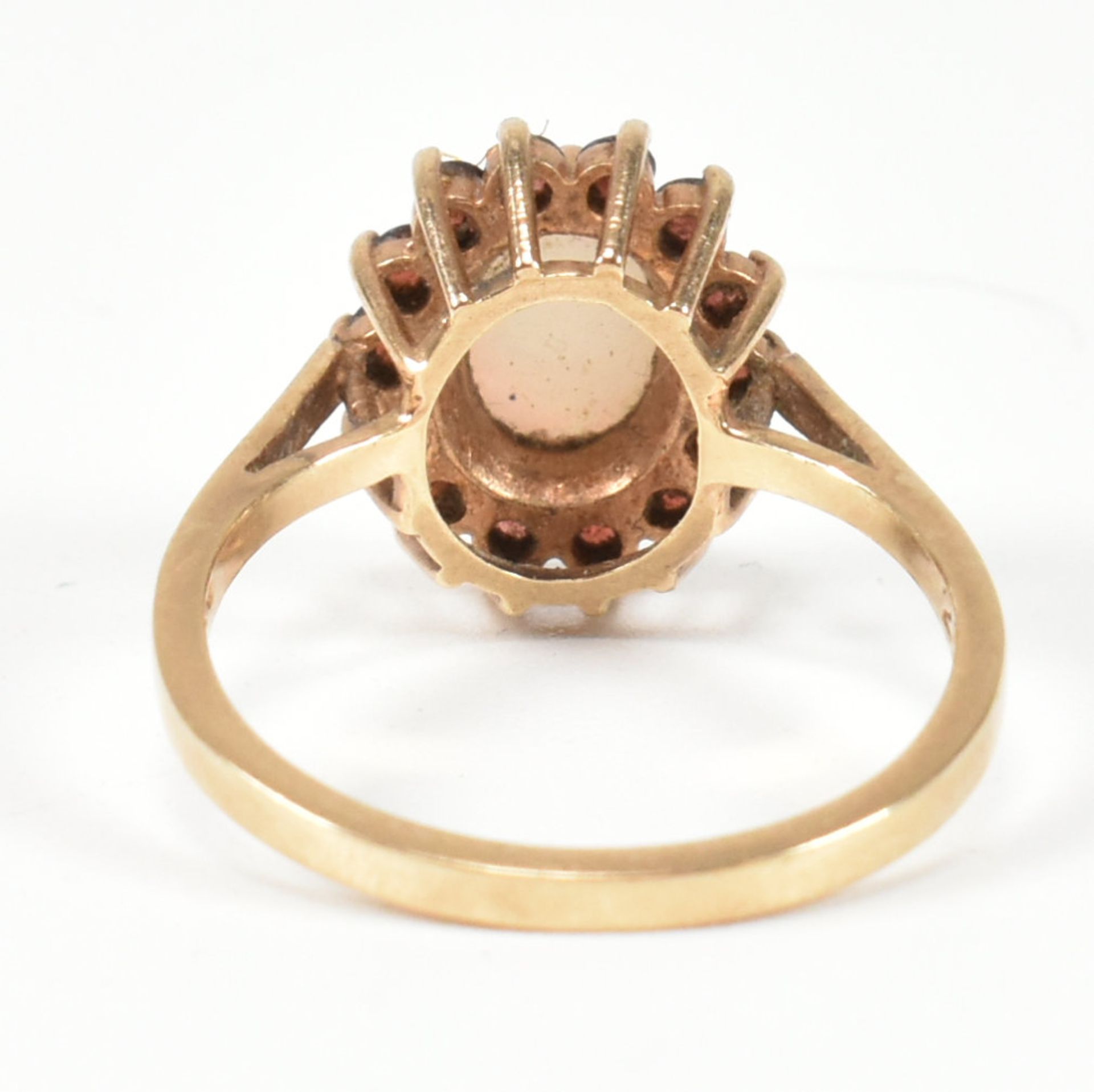 HALLMARKED 9CT GOLD OPAL & RED STONE CLUSTER RING - Image 4 of 8