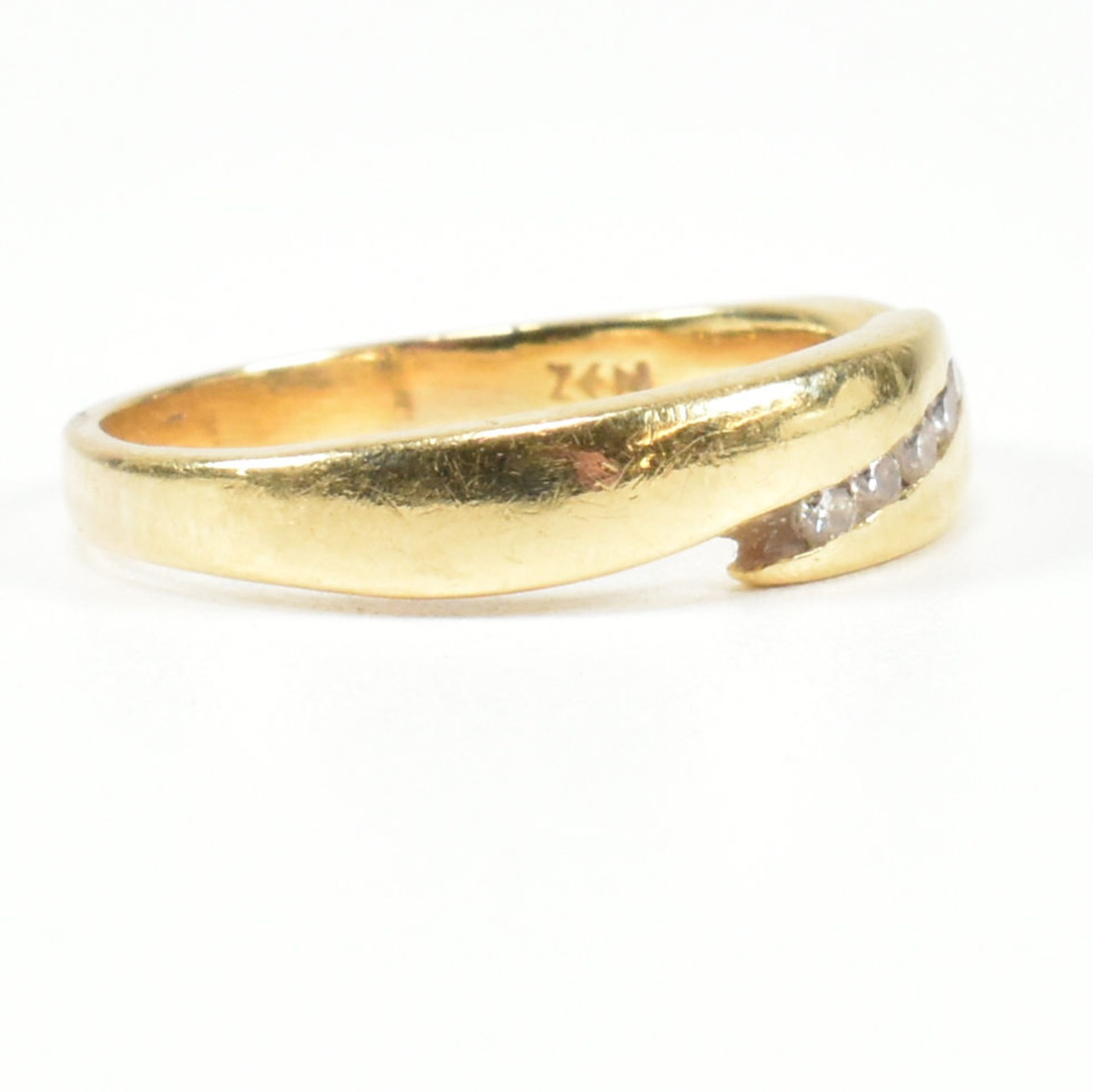 18CT GOLD & DIAMOND CROSSOVER BAND RING - Image 2 of 8