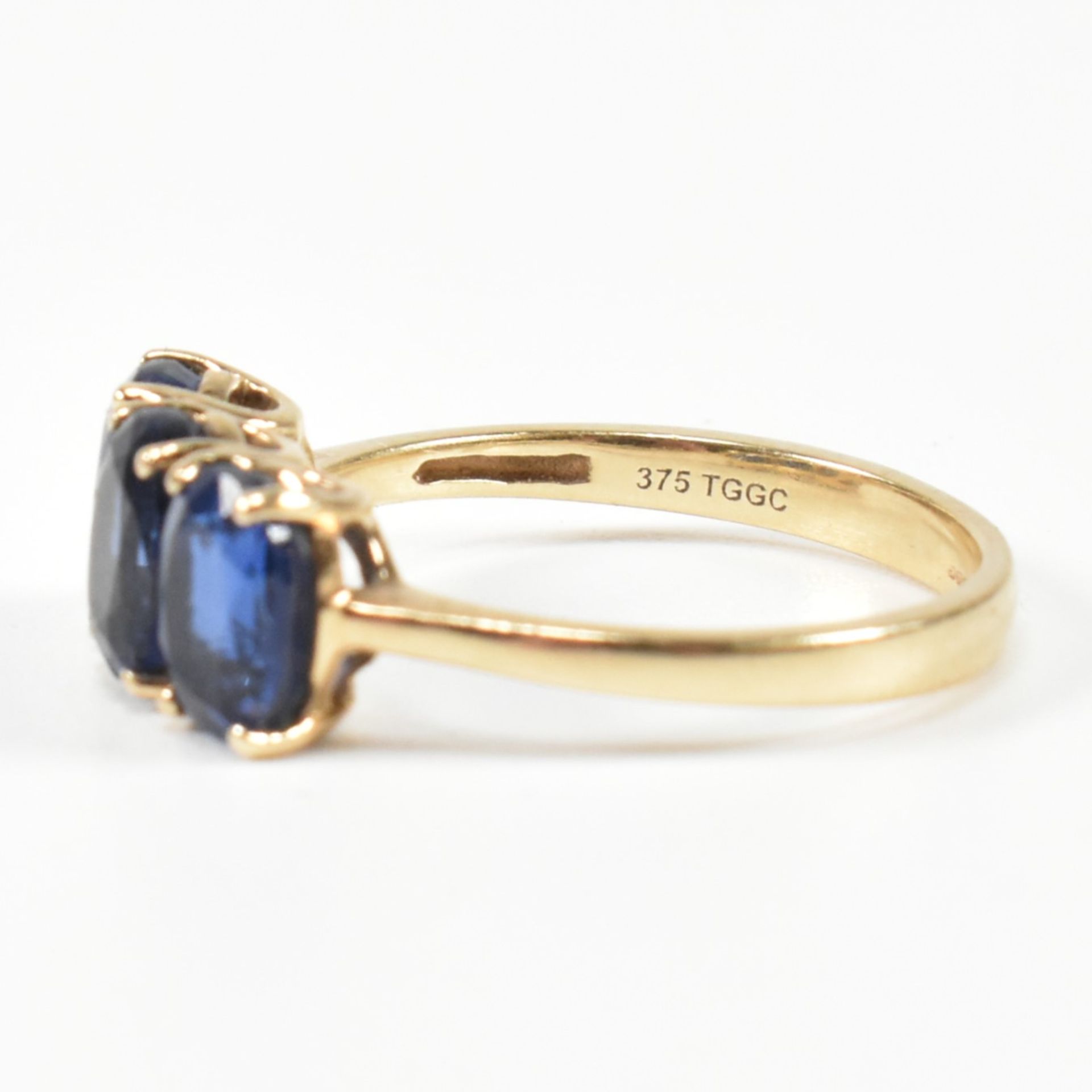 HALLMARKED 9CT GOLD & SYNTHETIC SAPPHIRE THREE STONE RING - Image 6 of 8