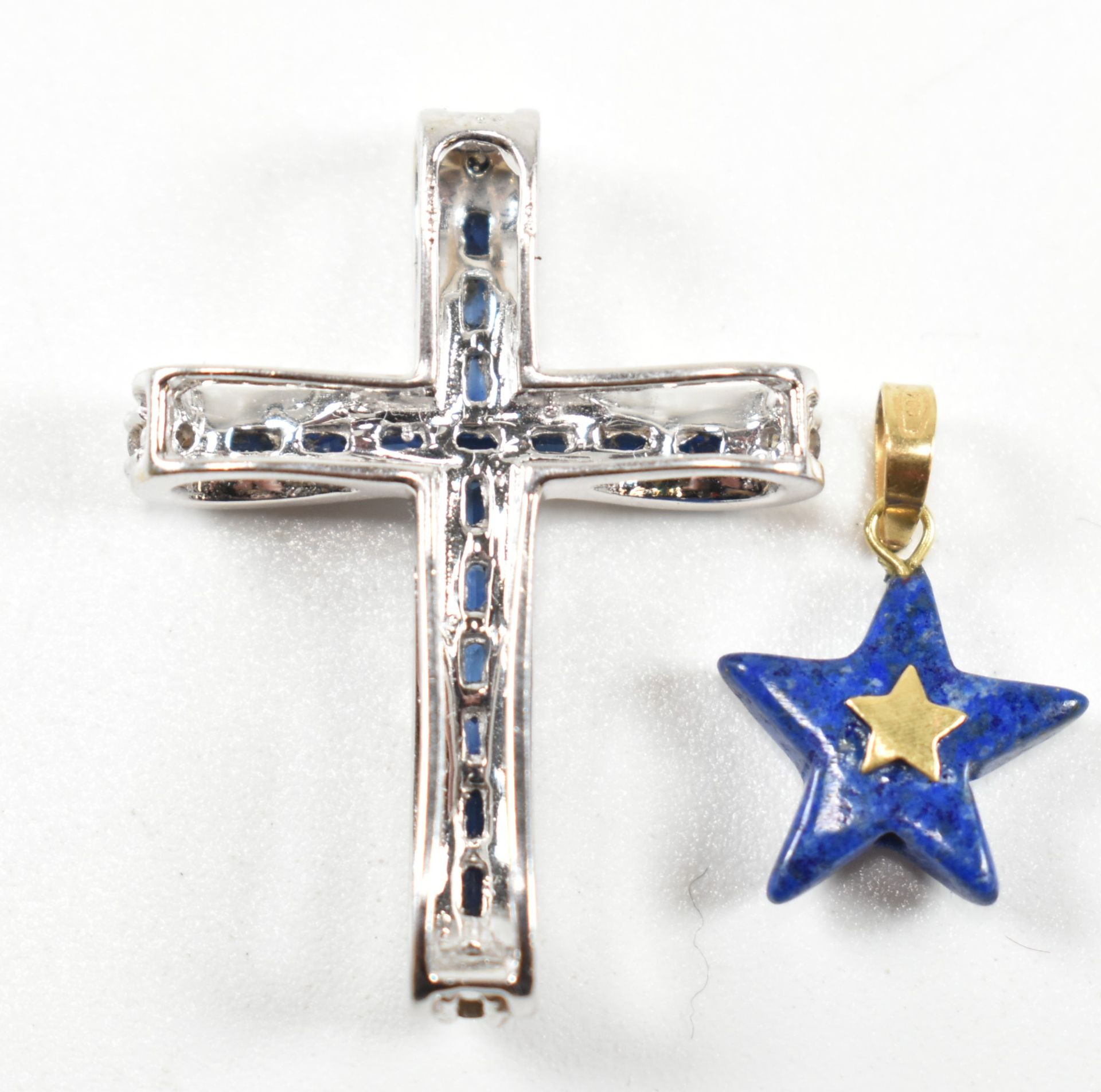 HALLMARKED 18CT WHITE GOLD SAPPHIRE & DIAMOND CROSS PENDANT - Image 3 of 5