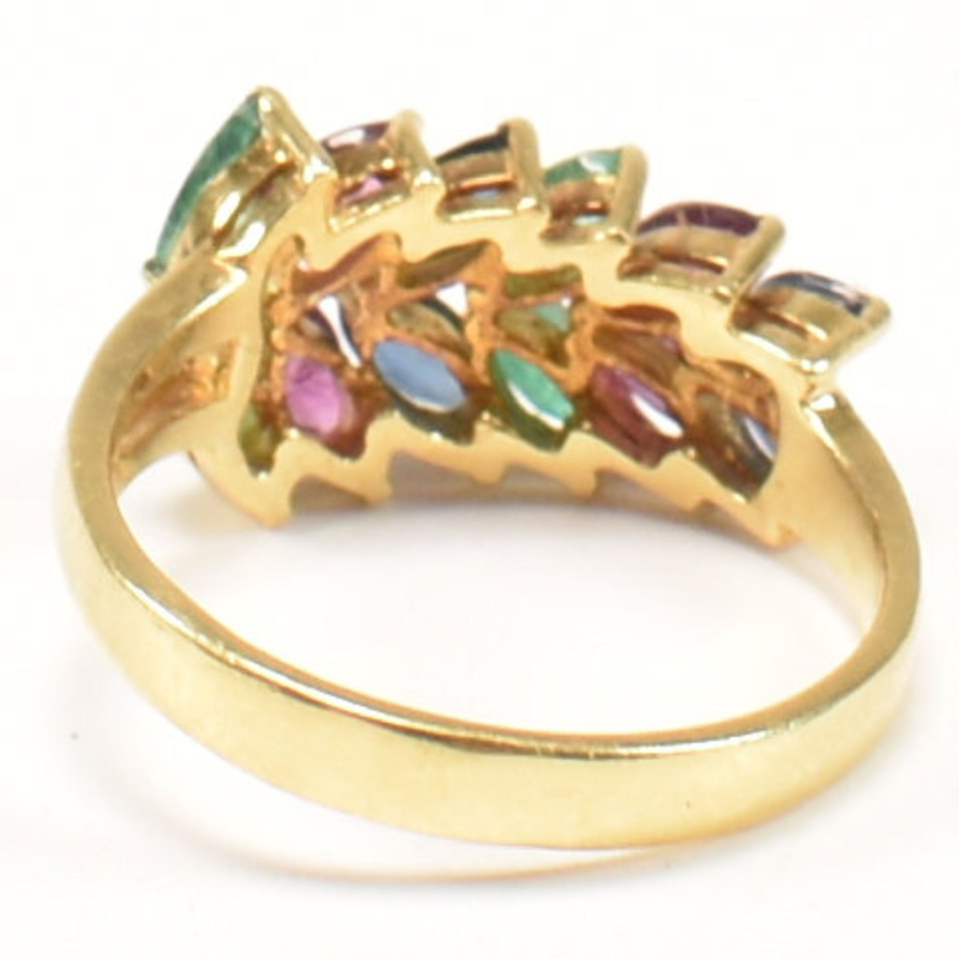 18CT GOLD EMERALD & SAPPHIRE & RUBY CLUSTER RING - Image 6 of 9