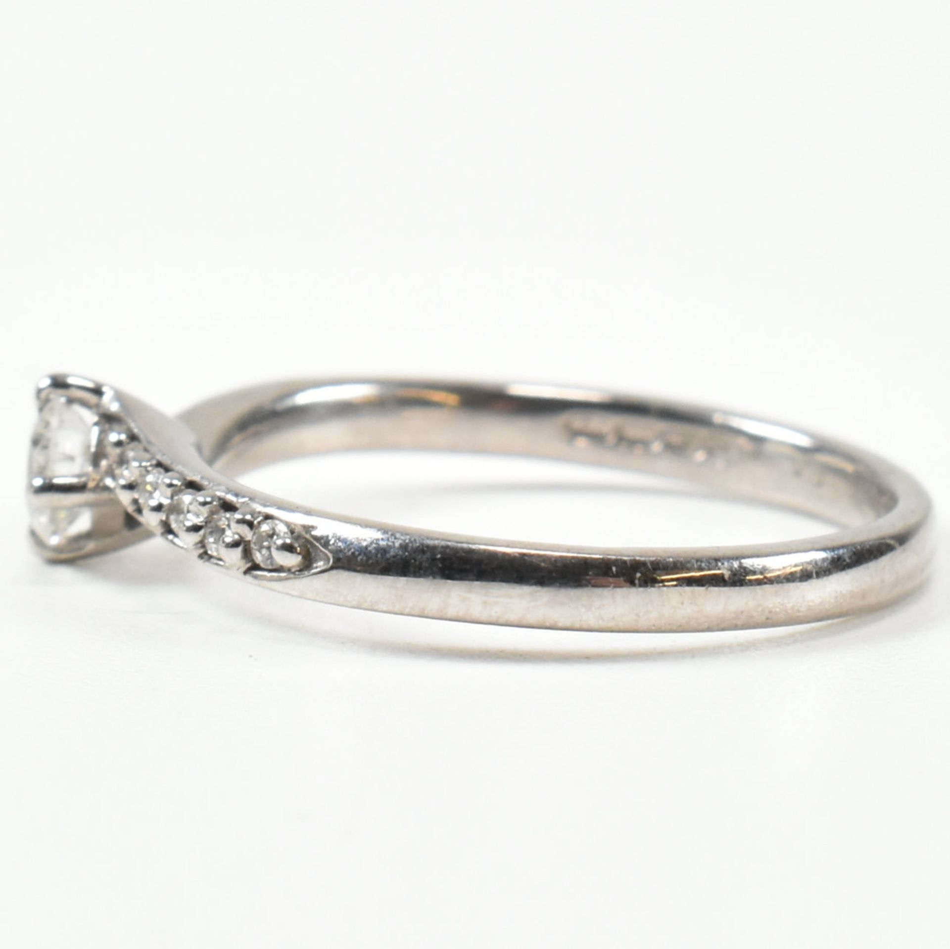 HALLMARKED 18CT WHITE GOLD & DIAMOND CROSSOVER RING - Image 7 of 9