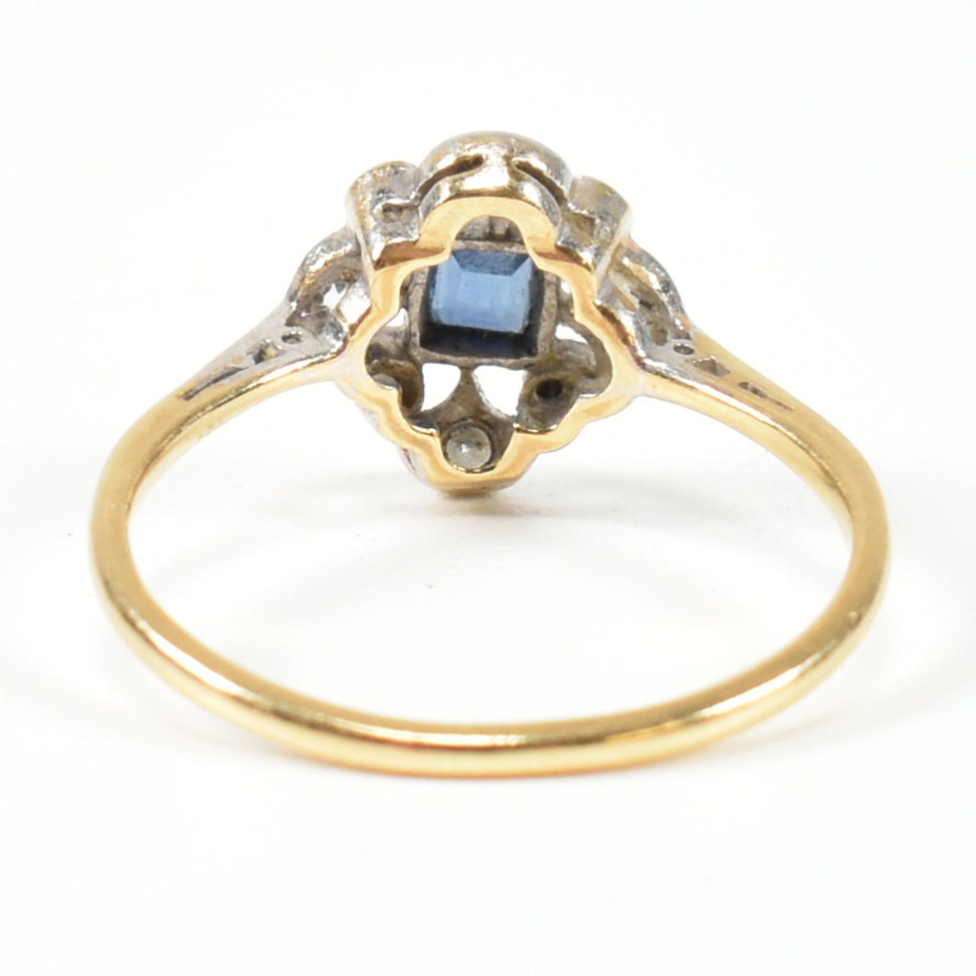 1920S 18CT GOLD SAPPHIRE & DIAMOND CLUSTER RING - Image 5 of 8