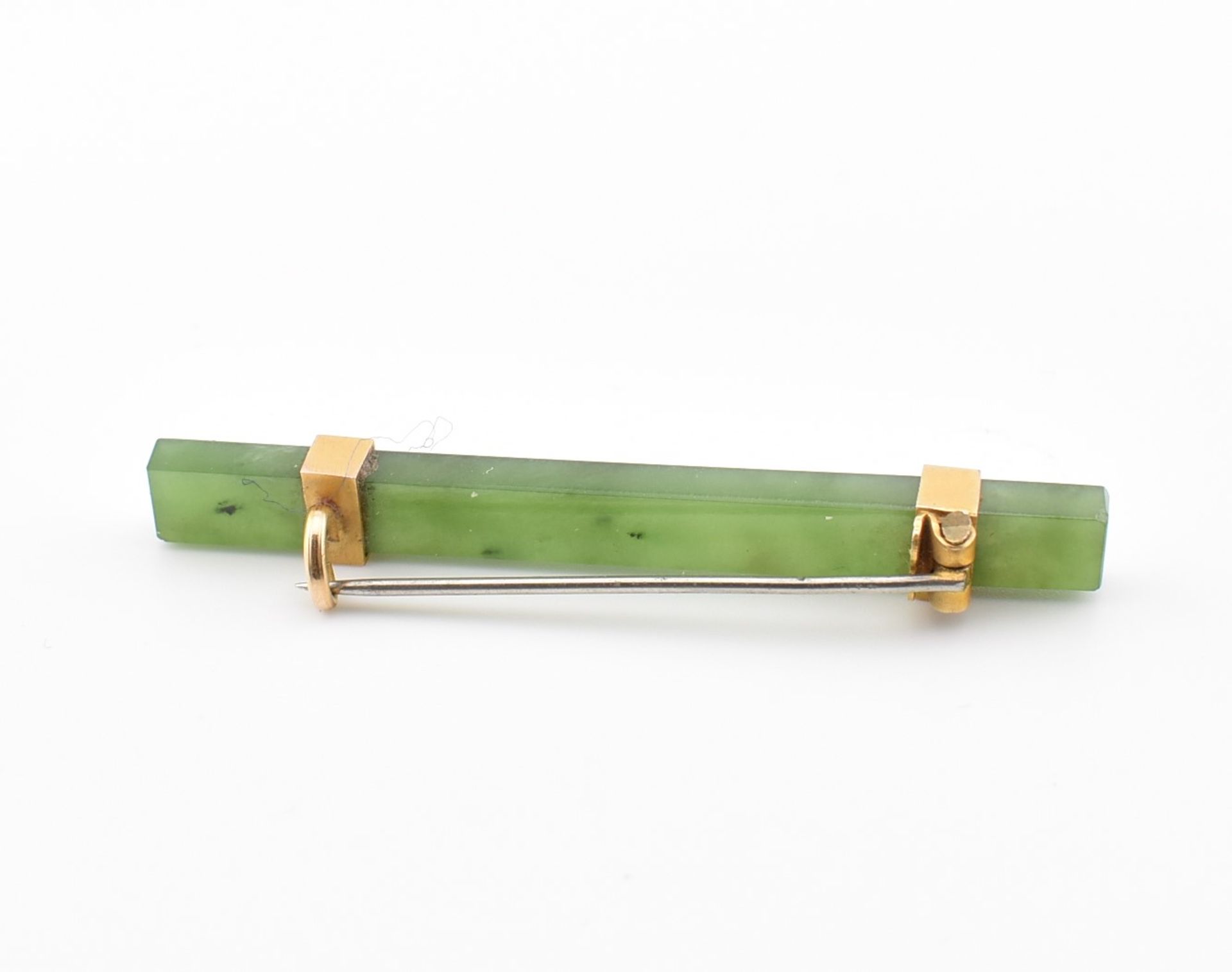 VINTAGE NEPHRITE & YELLOW METAL BAR BROOCH PIN - Image 4 of 8