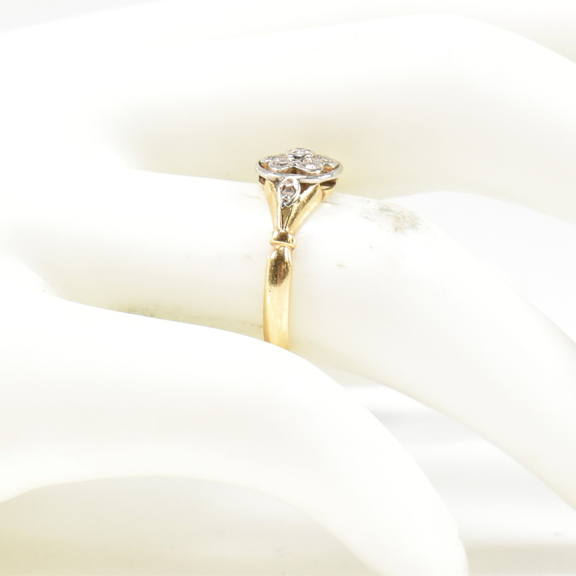 18CT GOLD & DIAMOND CLUSTER RING - Bild 9 aus 9