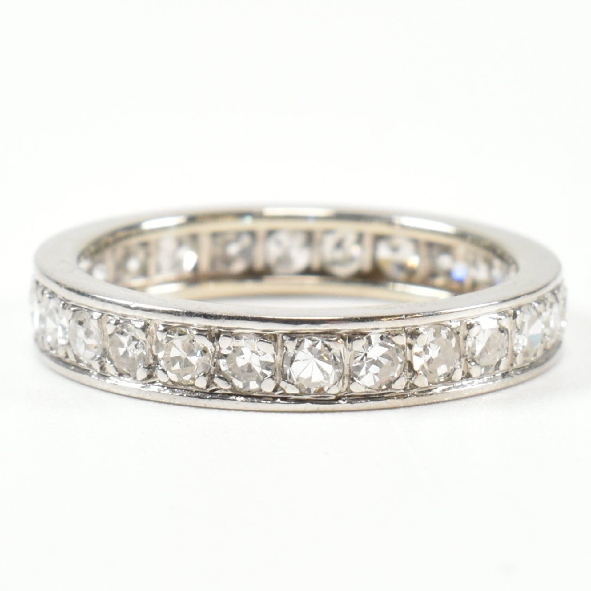 18CT WHITE GOLD & DIAMOND ETERNITY RING - Bild 2 aus 3