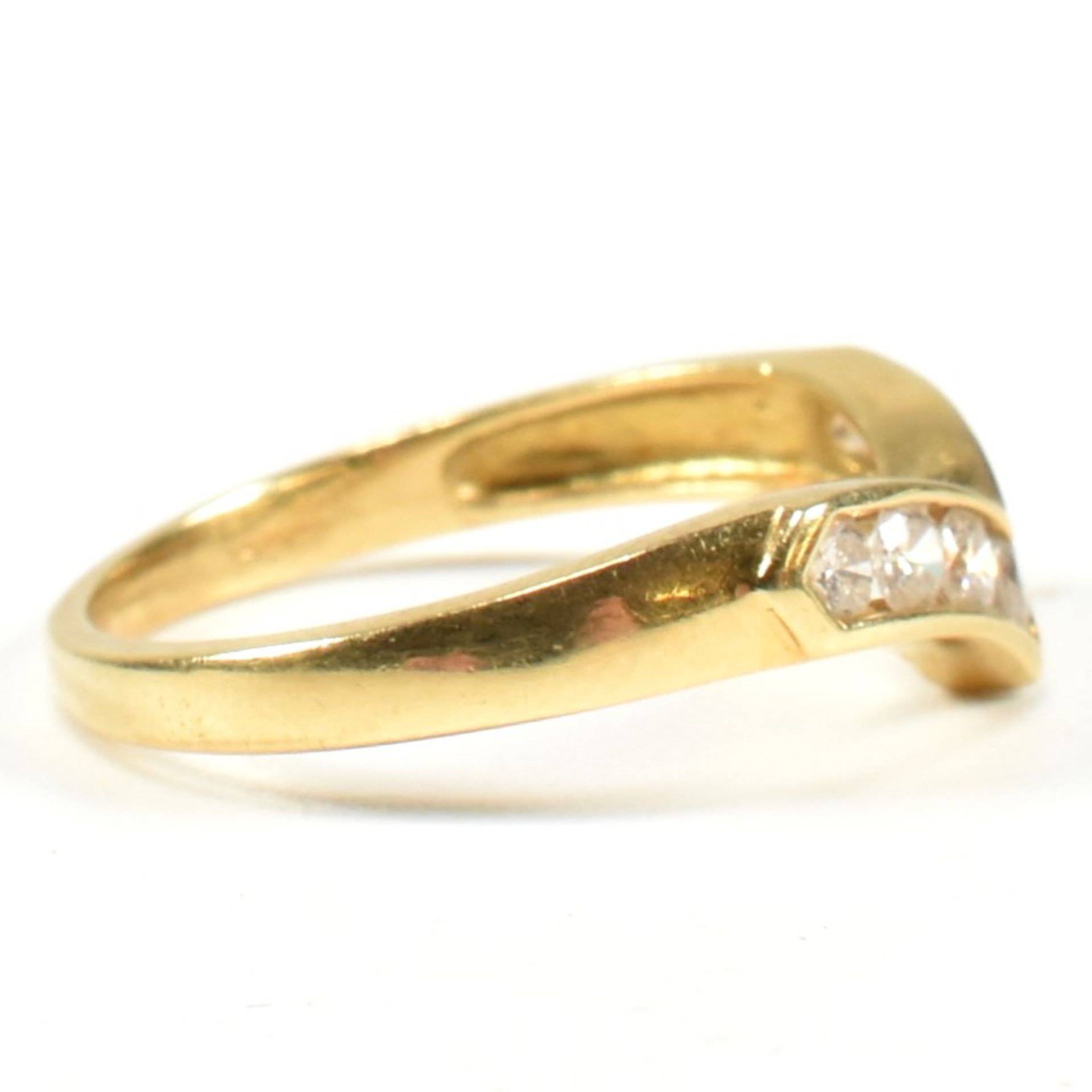 HALLMARKED 18CT GOLD & DIAMOND WISHBONE RING - Image 4 of 9