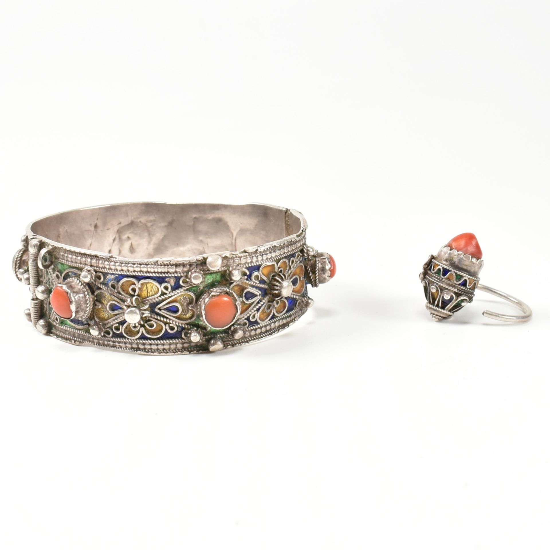 AFRICAN BERBER KABYLE SILVER & CORAL BANGLE & EARRING - Bild 3 aus 6