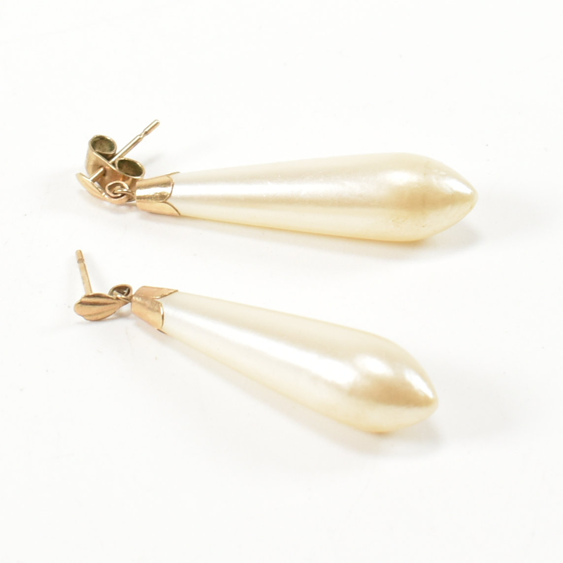 9CT ROLLED GOLD HINGED BRACELET & 9CT GOLD & SIMULATED PEARL EARRINGS - Image 2 of 7