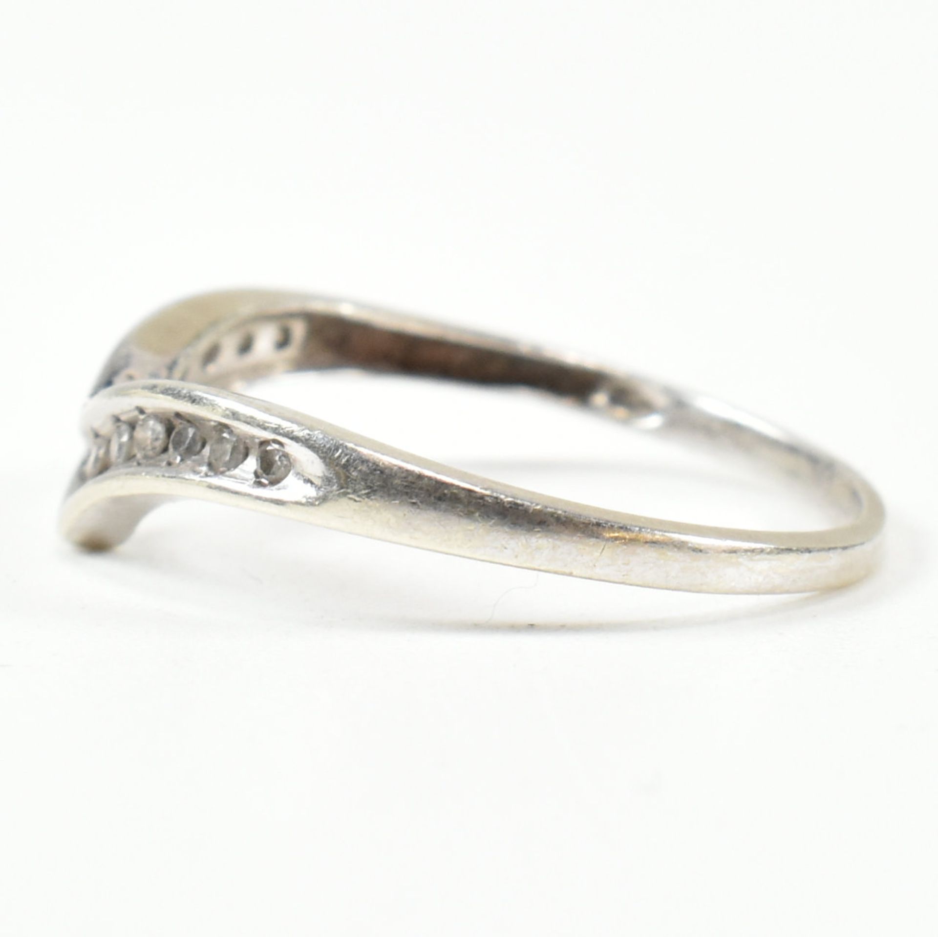 HALLMARKED 9CT WHITE GOLD & DIAMOND WISHBONE RING - Image 7 of 10