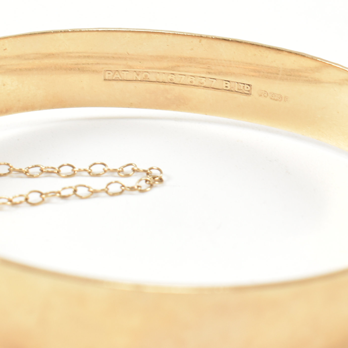HALLMARKED 9CT GOLD HINGED BANGLE & A PAIR OF 9CT GOLD HOOP EARRINGS - Image 6 of 8