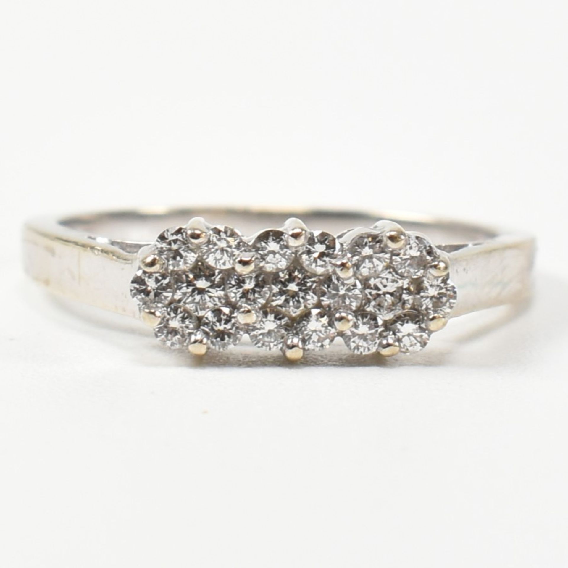 18CT WHITE GOLD & DIAMOND RING