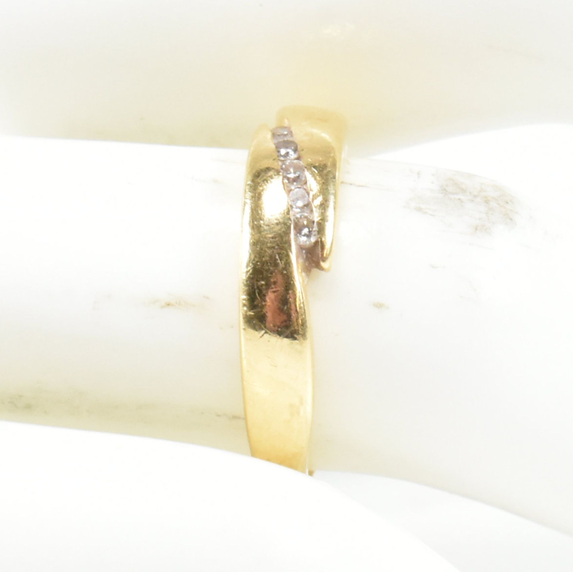 18CT GOLD & DIAMOND CROSSOVER BAND RING - Bild 8 aus 8