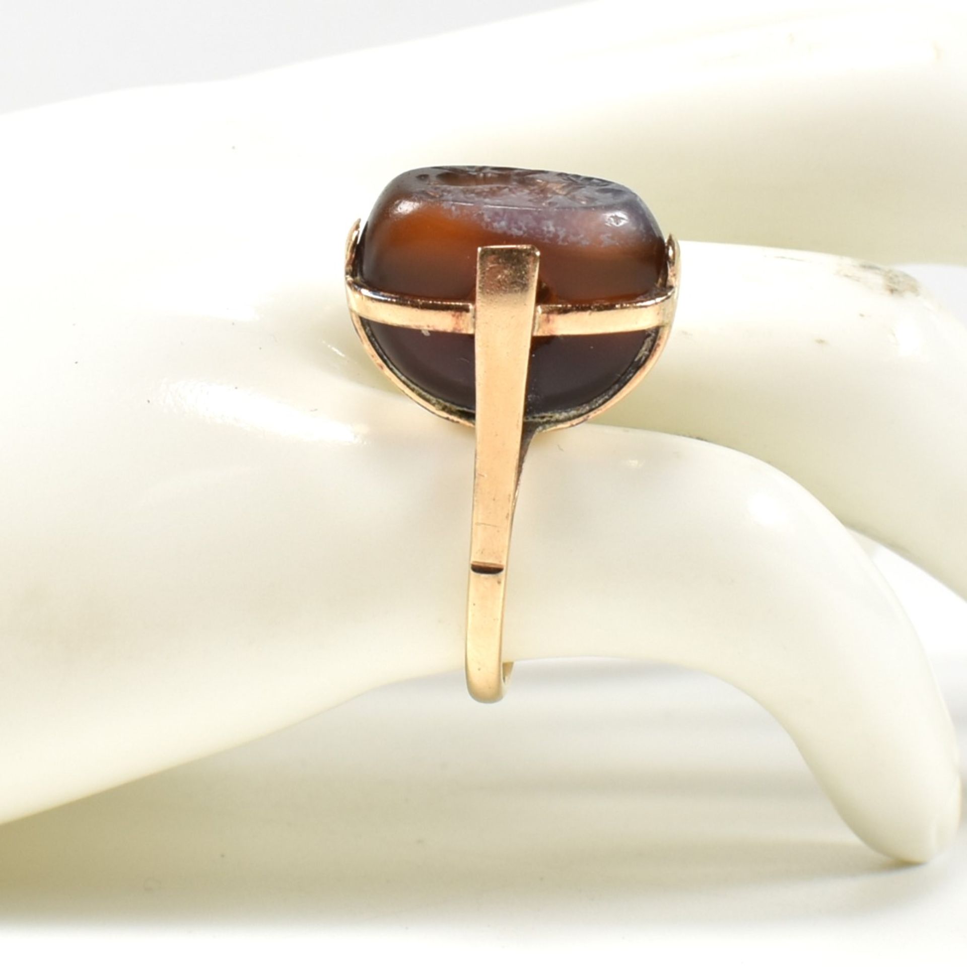 14CT GOLD & CARVED AGATE INTAGLIO SEAL RING - Image 8 of 8