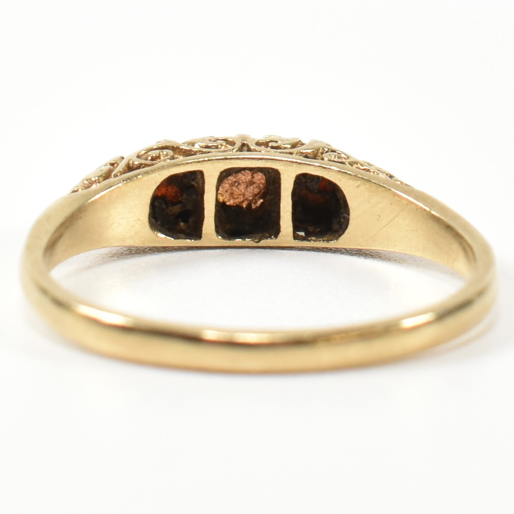 1940S HALLMARKED 9CT GOLD OPAL & GARNET THREE STONE GYPSY RING - Image 2 of 8