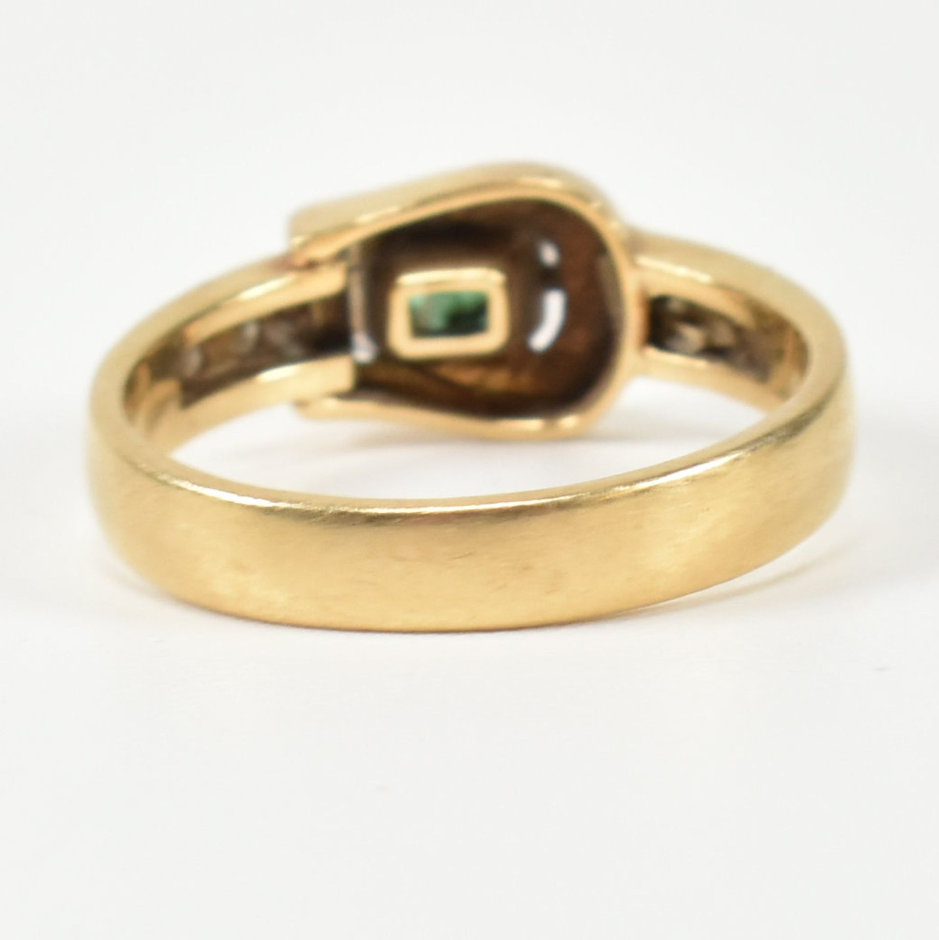 18CT GOLD DIAMOND & EMERALD BUCKLE RING - Image 5 of 7