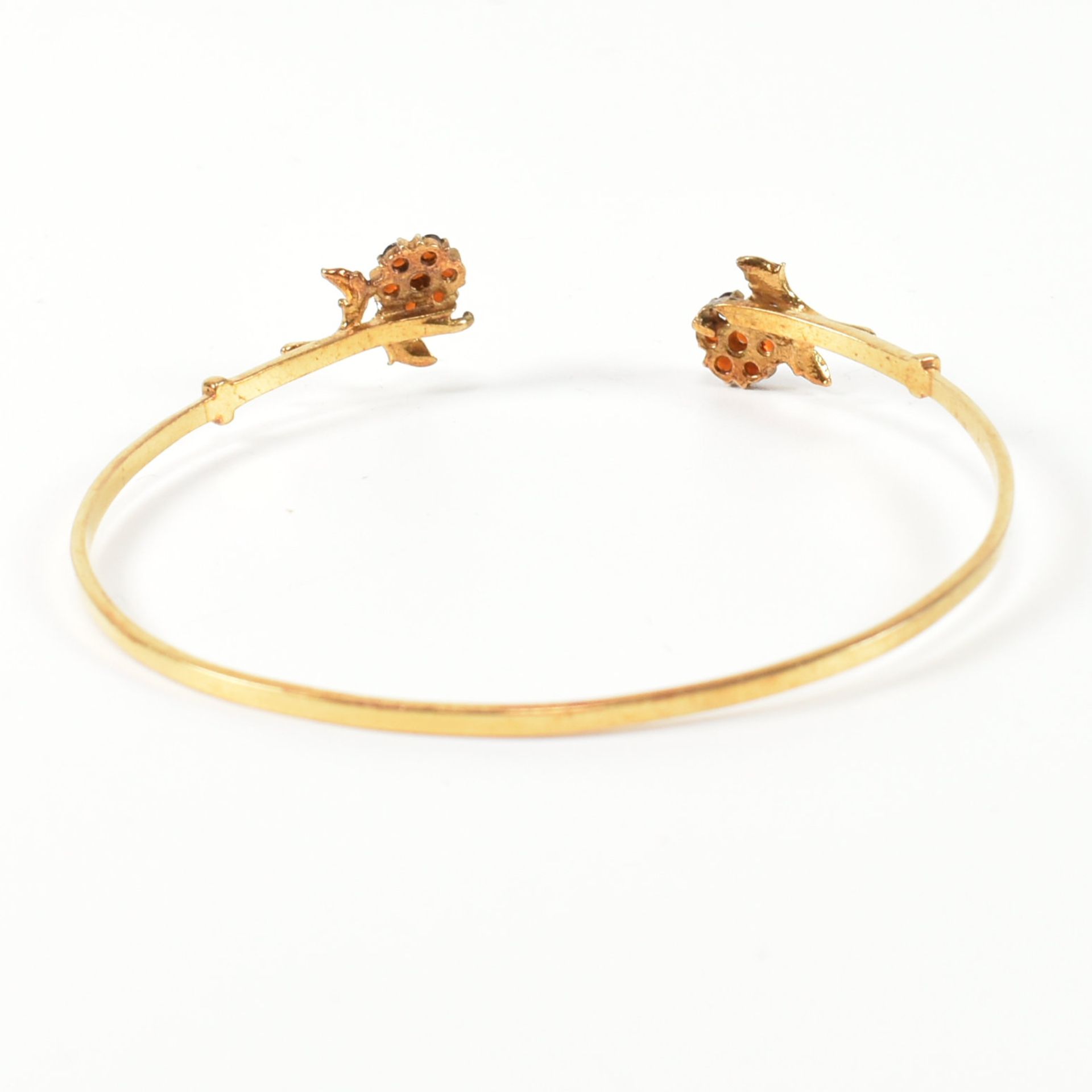 HALLMARKED 9CT GOLD & GARNET FLOWER CLUSTER TORQUE BANGLE - Image 8 of 8