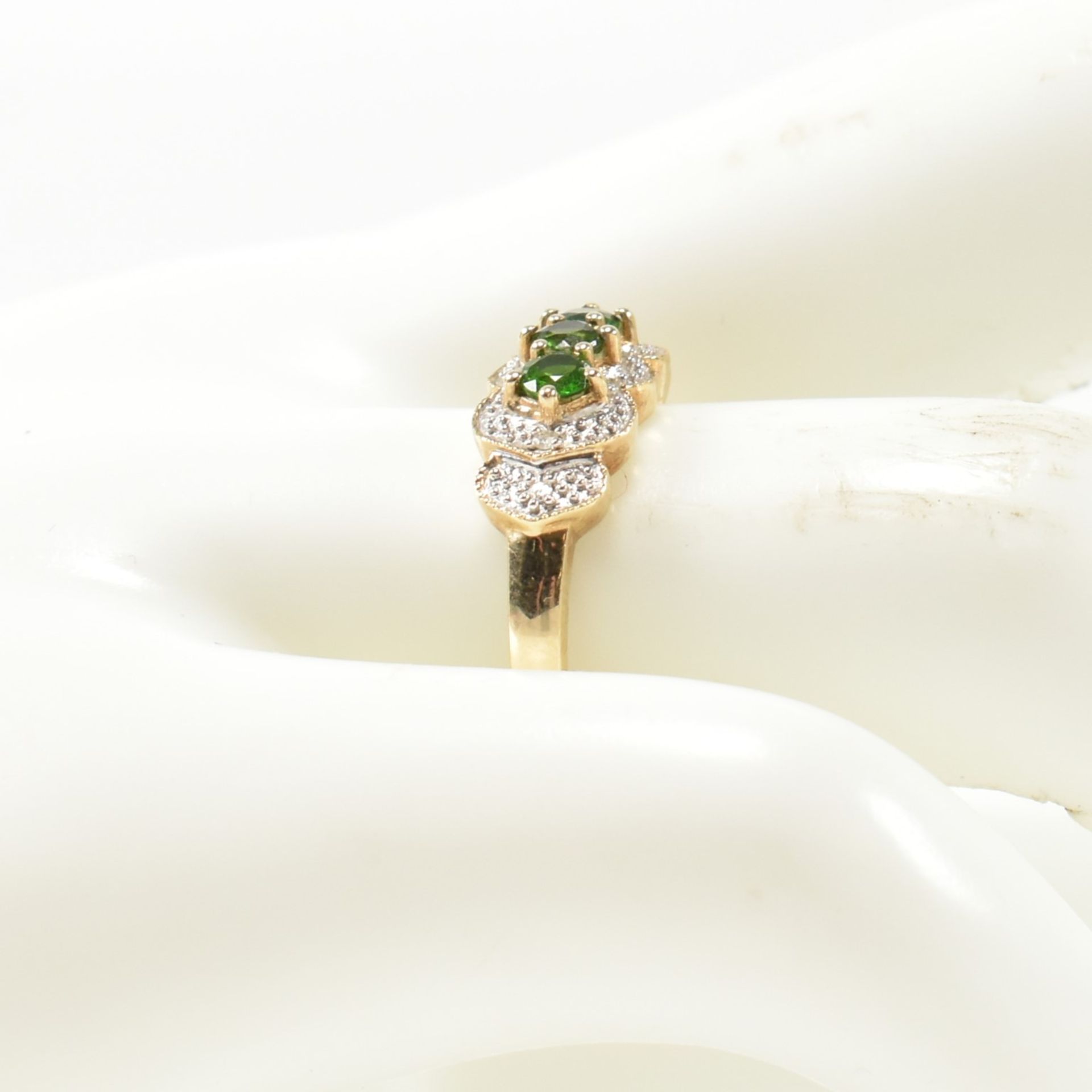 HALLMARKED 9CT GOLD DIOPSIDE & DIAMOND THREE STONE RING - Image 10 of 10