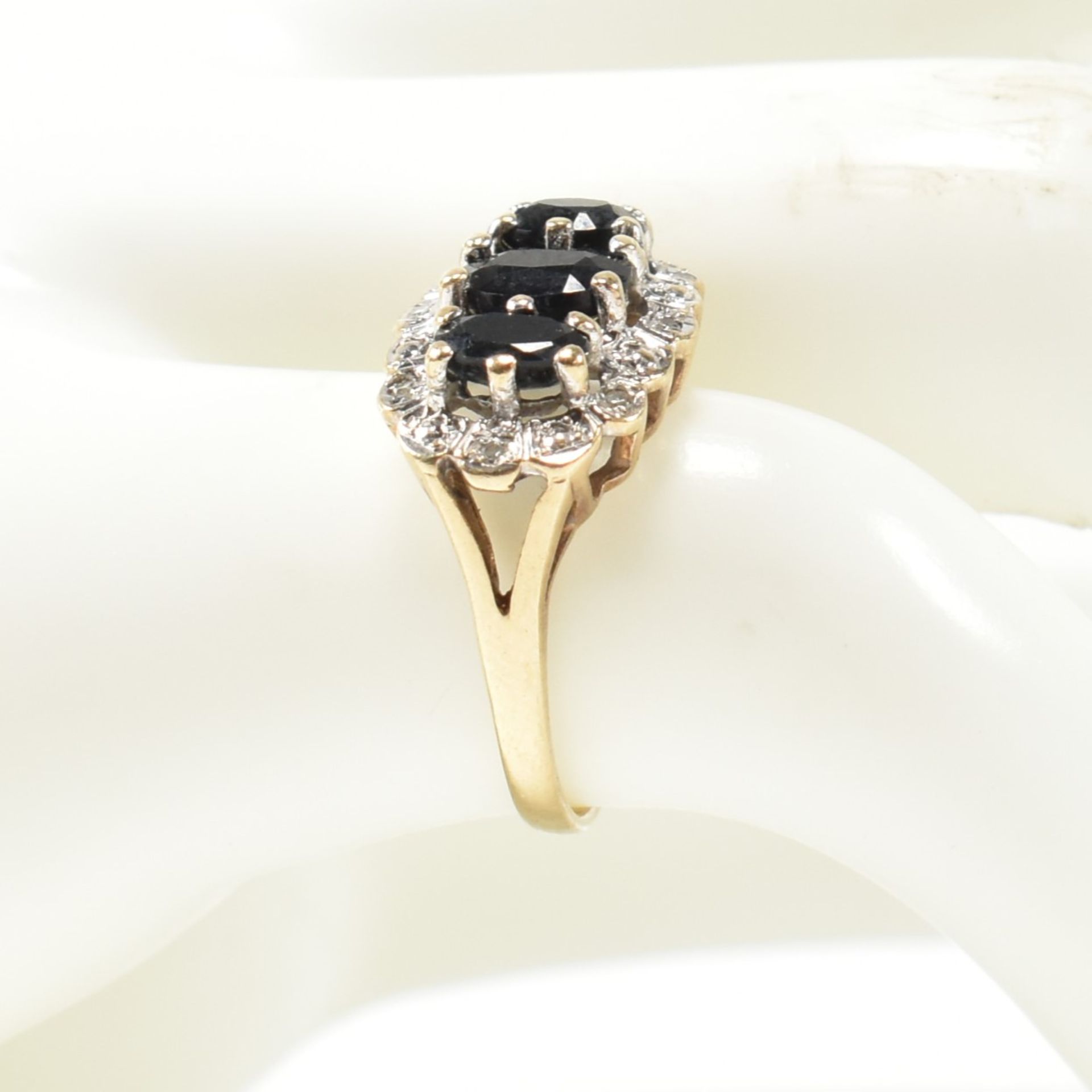 9CT GOLD SAPPHIRE & DIAMOND THREE STONE RING - Bild 8 aus 8