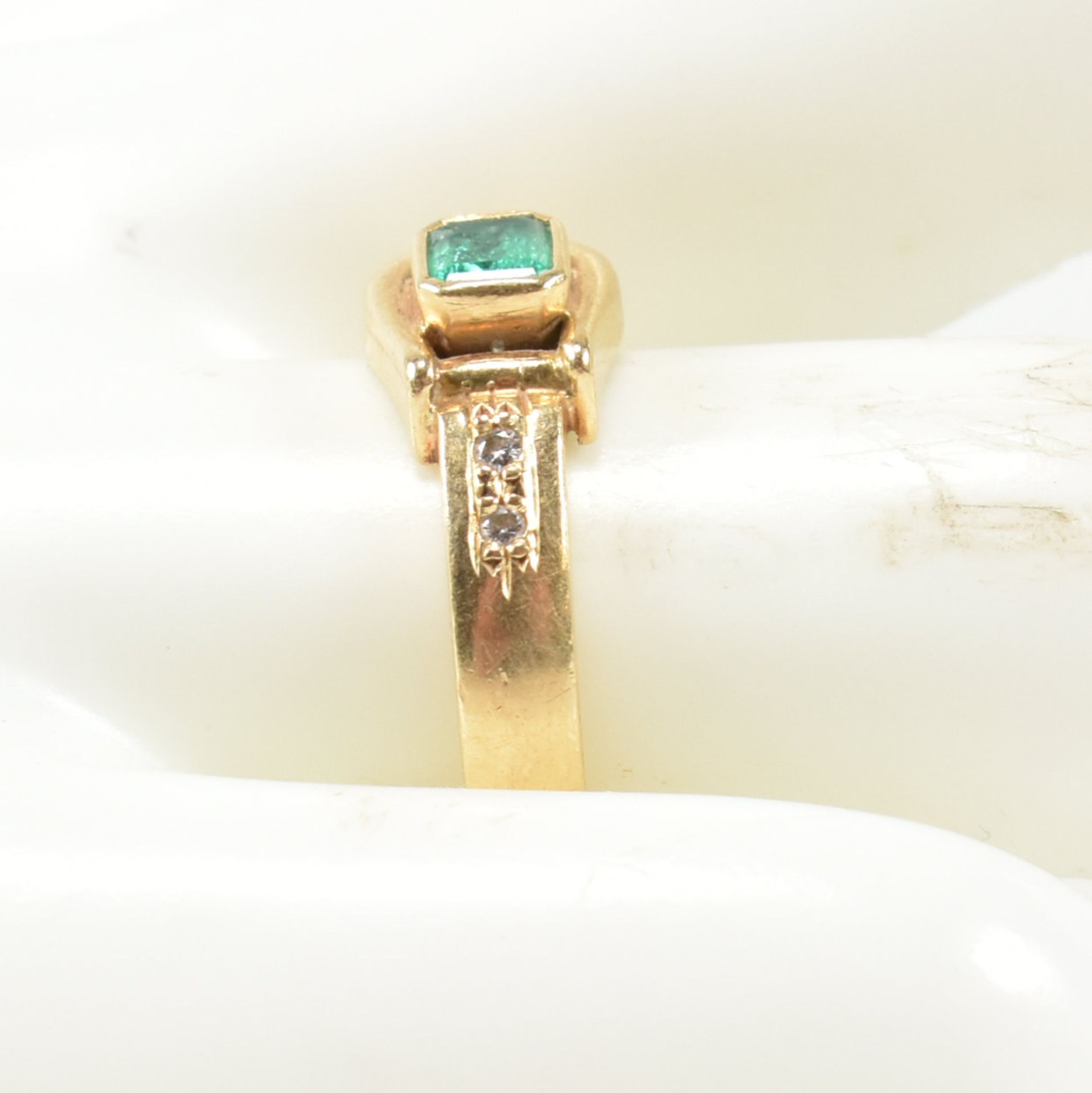 18CT GOLD DIAMOND & EMERALD BUCKLE RING - Image 7 of 7