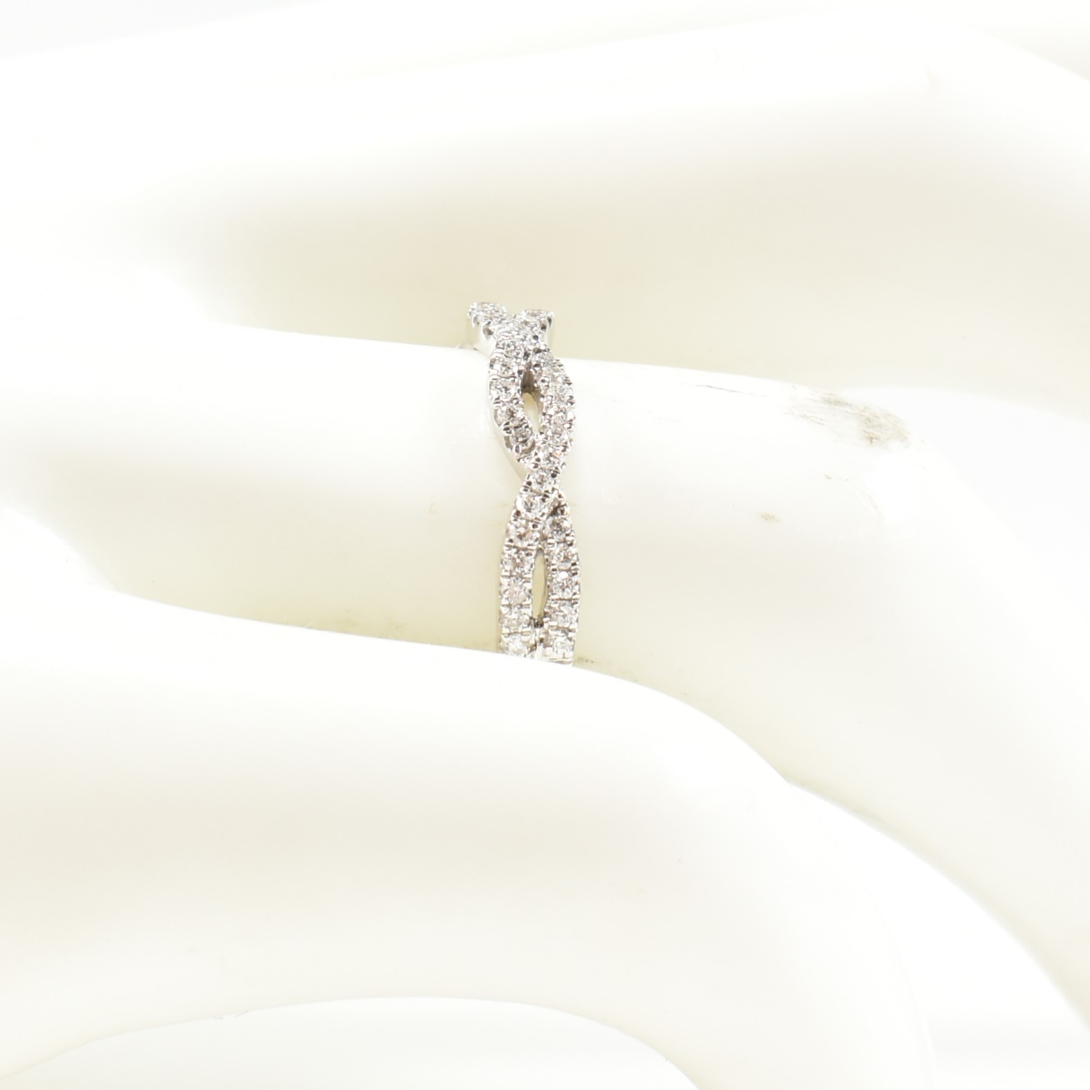 HALLMARKED 9CT GOLD & DIAMOND CROSSOVER RING. - Image 8 of 8