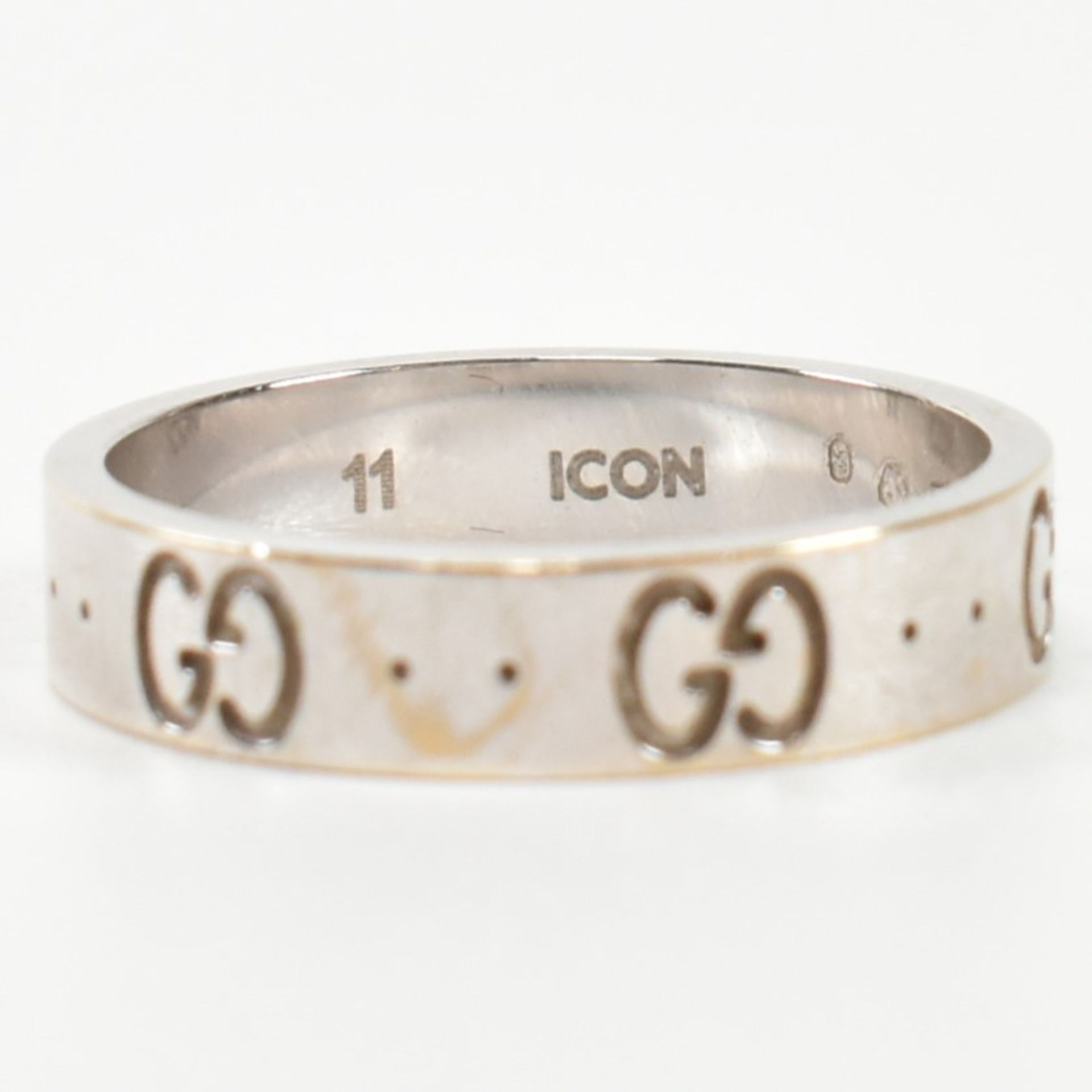 HALLMARKED 18CT WHITE GOLD GUCCI ICON BAND RING - Image 5 of 8