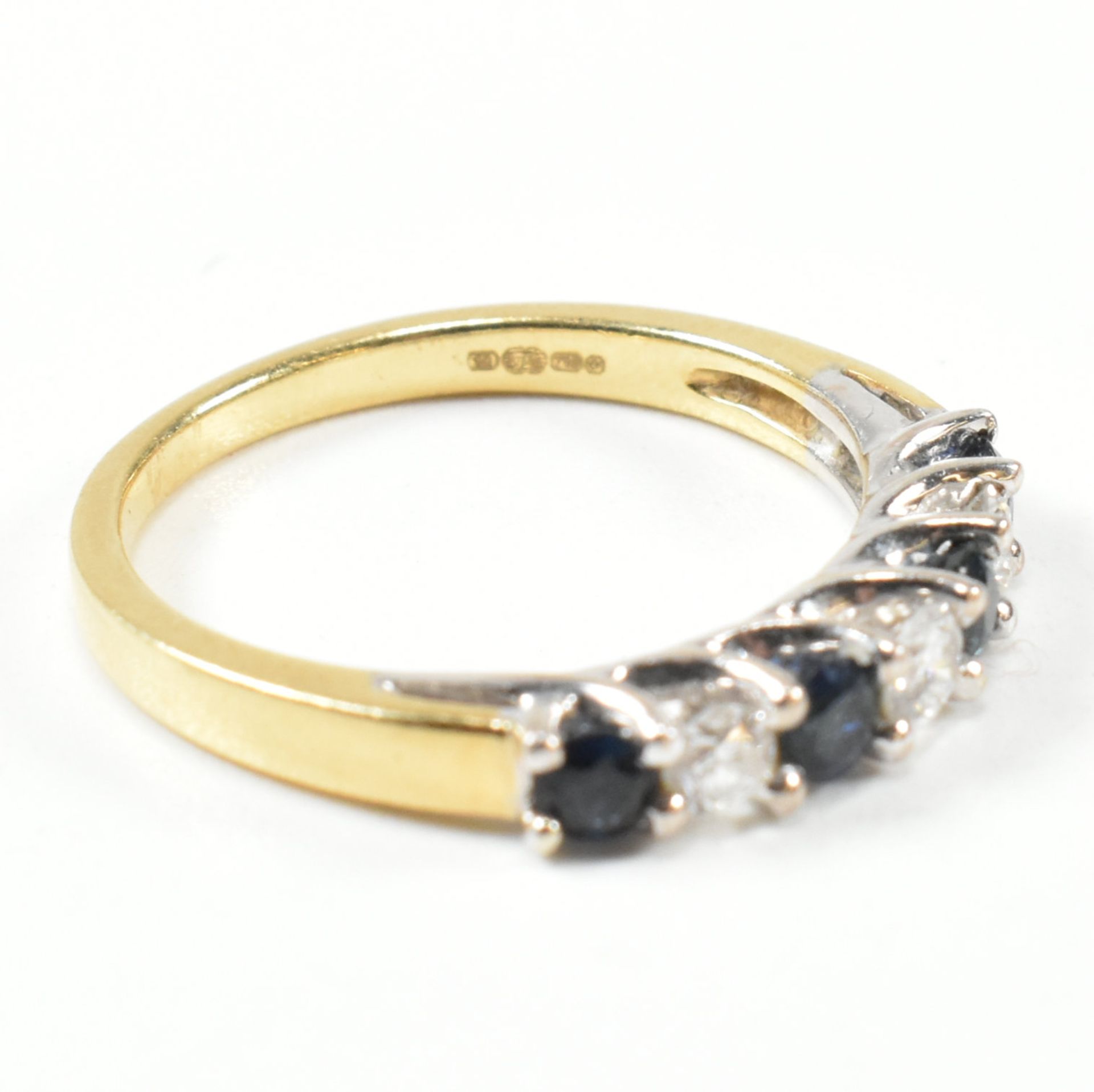 HALLMARKED 18CT GOLD DIAMOND & SAPPHIRE HALF HOOP RING - Bild 5 aus 10