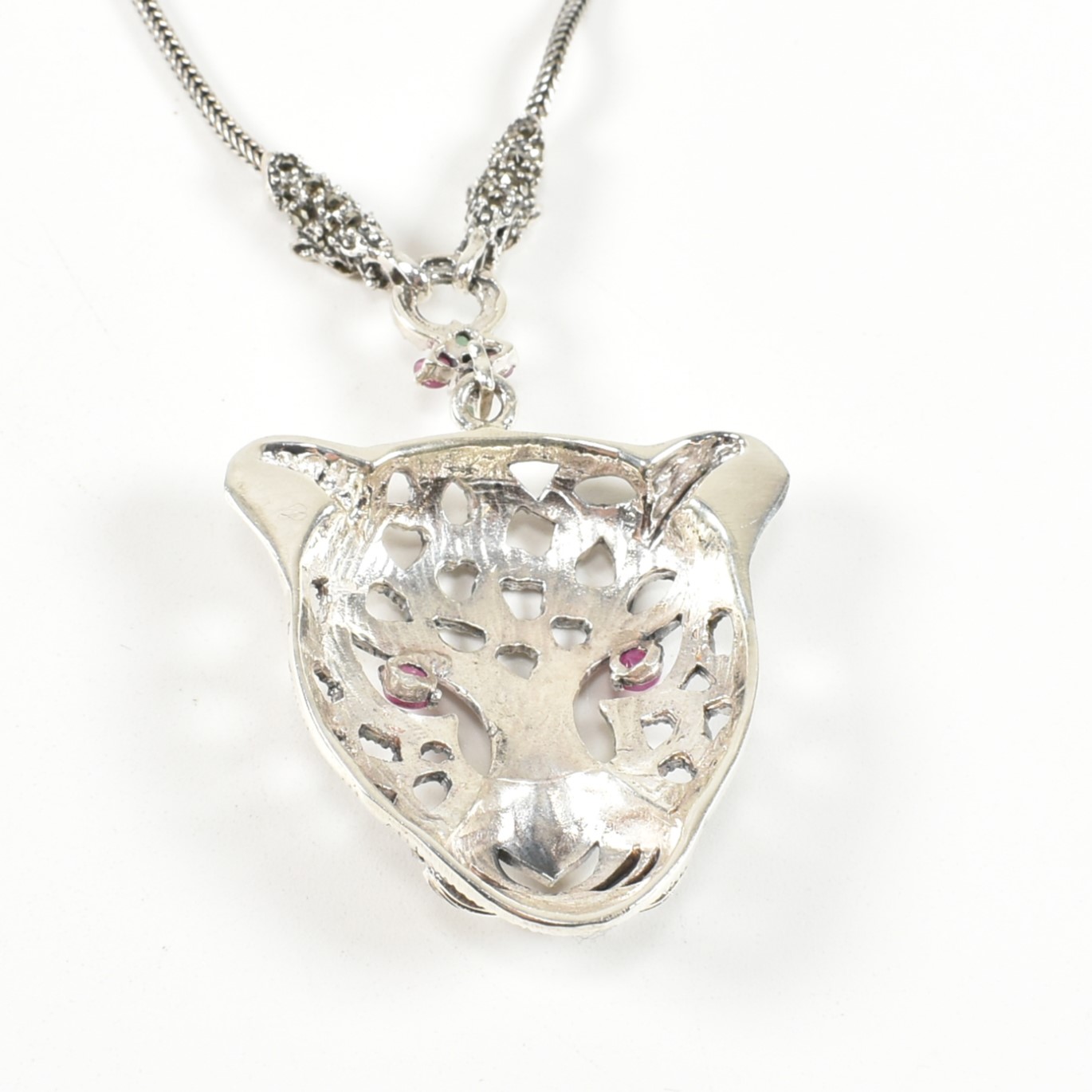 A SILVER GEM SET LEOPARDS HEAD PENDANT NECKLACE - Image 3 of 5