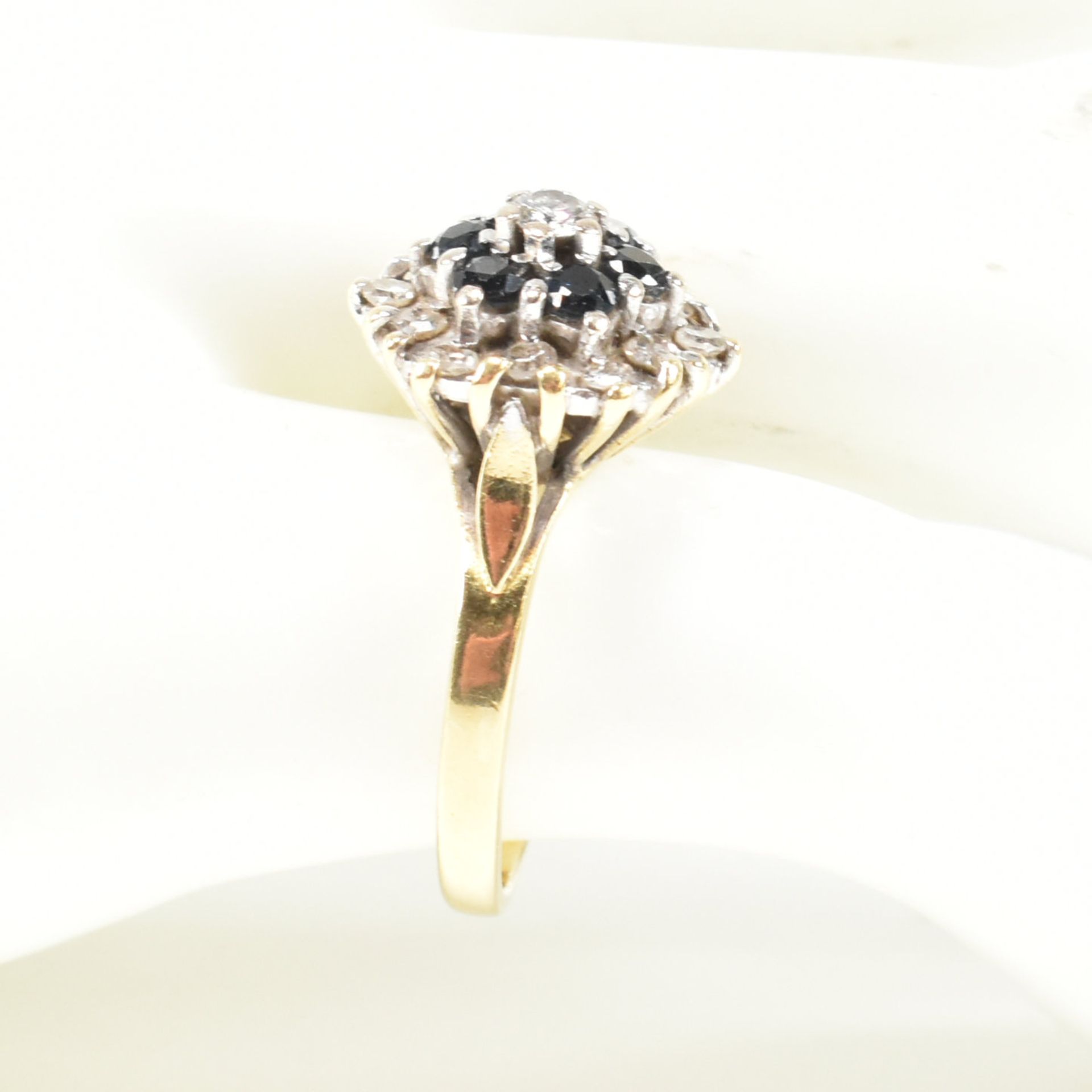 18CT GOLD SAPPHIRE & DIAMOND CLUSTER RING - Bild 7 aus 7