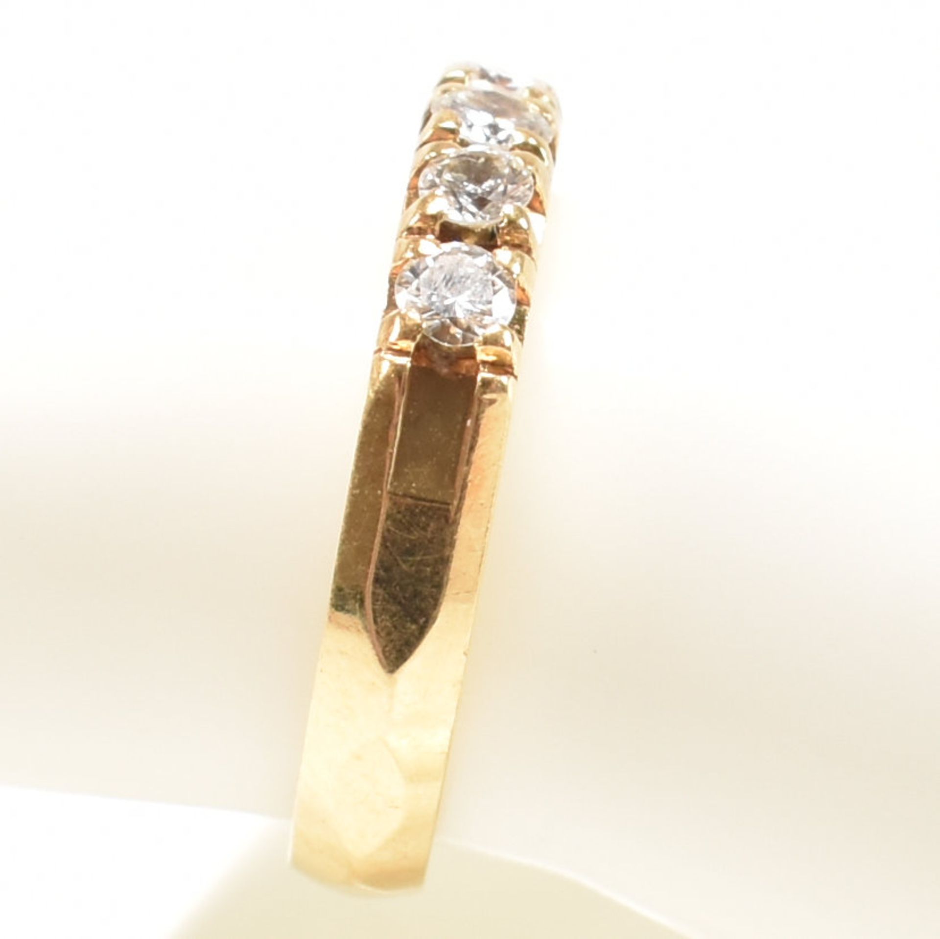 18CT GOLD & DIAMOND FIVE STONE RING - Image 8 of 9