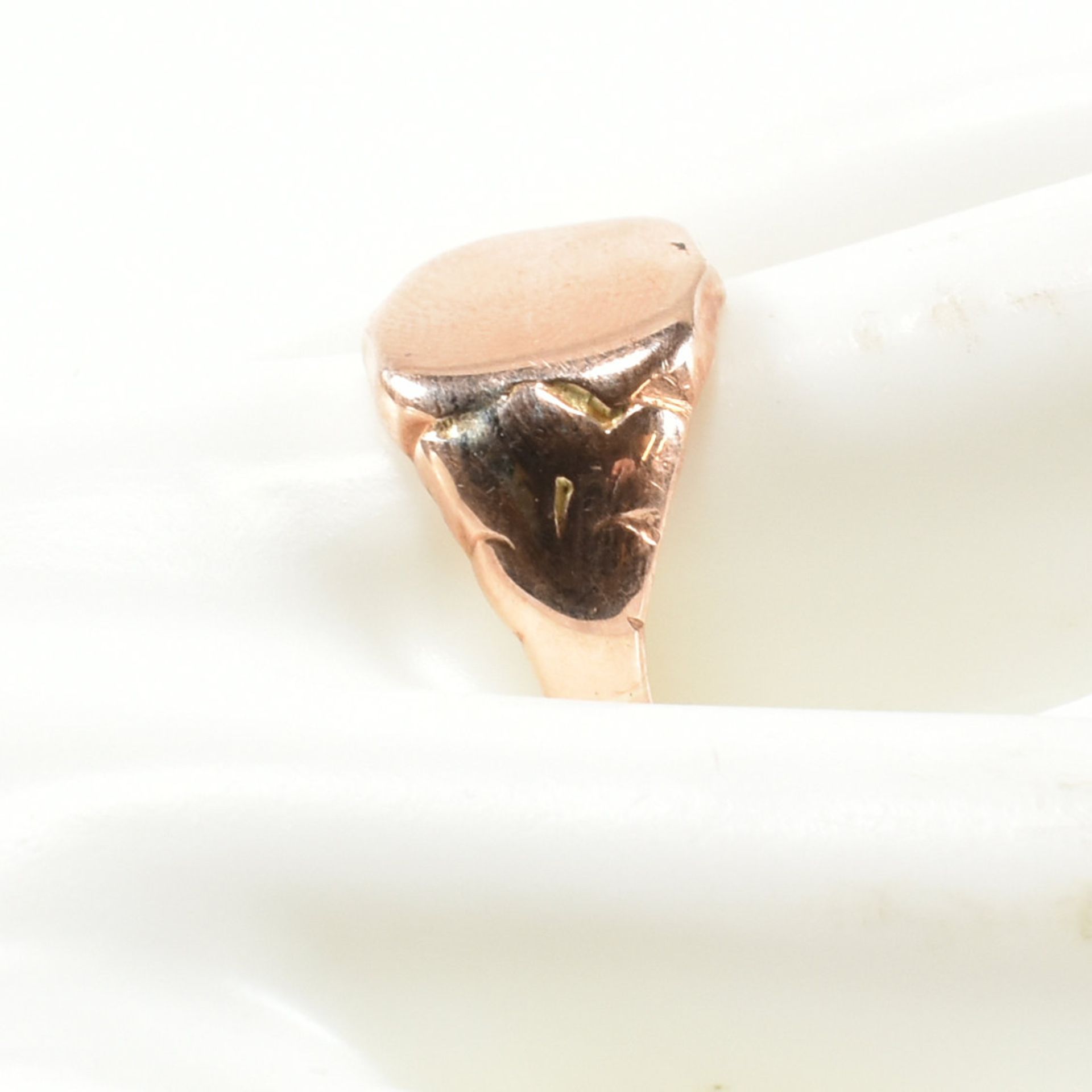 EARLY 20TH CENTURY HALLMARKED 9CT ROSE GOLD SHIELD SIGNET RING - Image 7 of 7