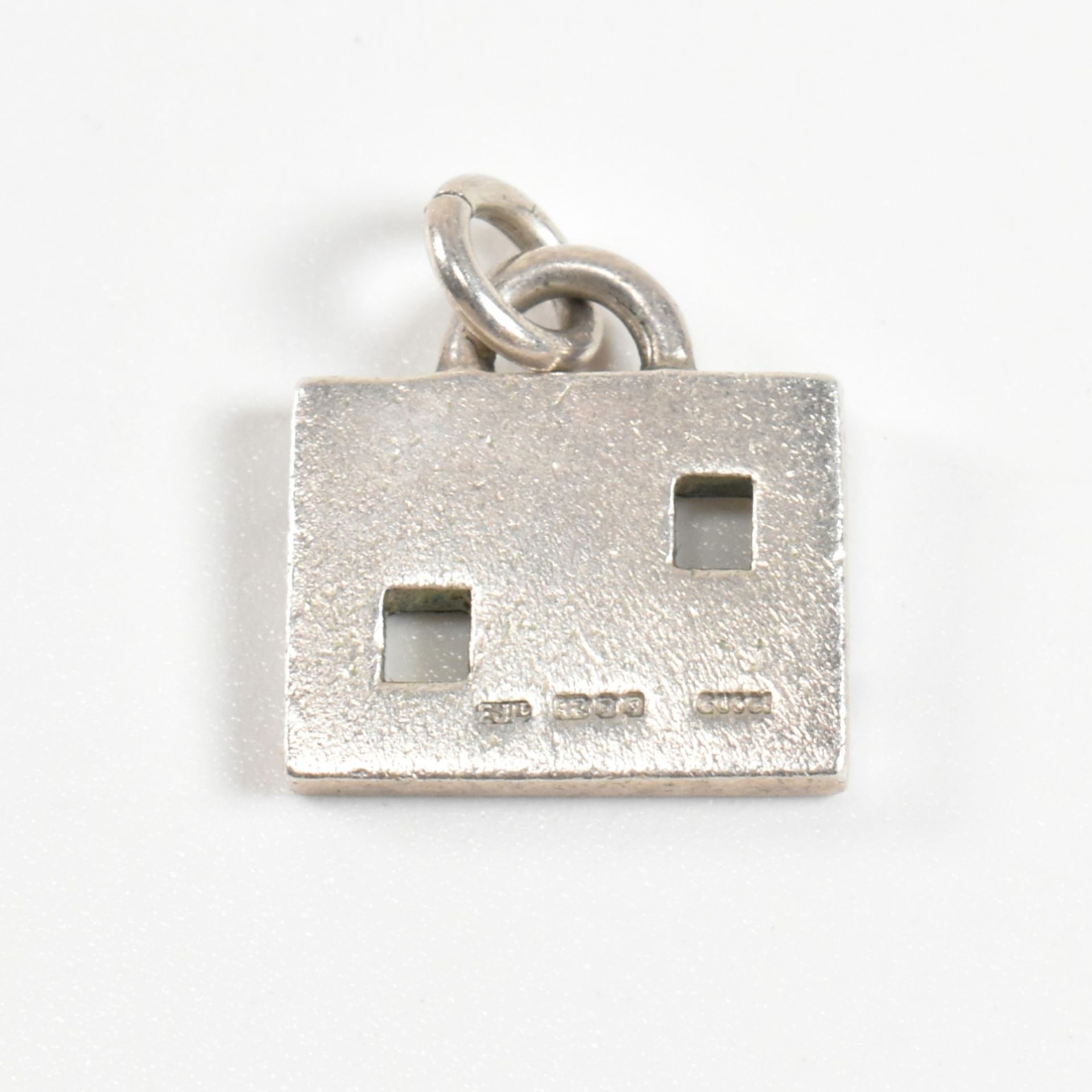 HALLMARKED SILVER GUCCI NECKLACE PENDANT & SILVER CHAIN NECKLACE - Image 4 of 6