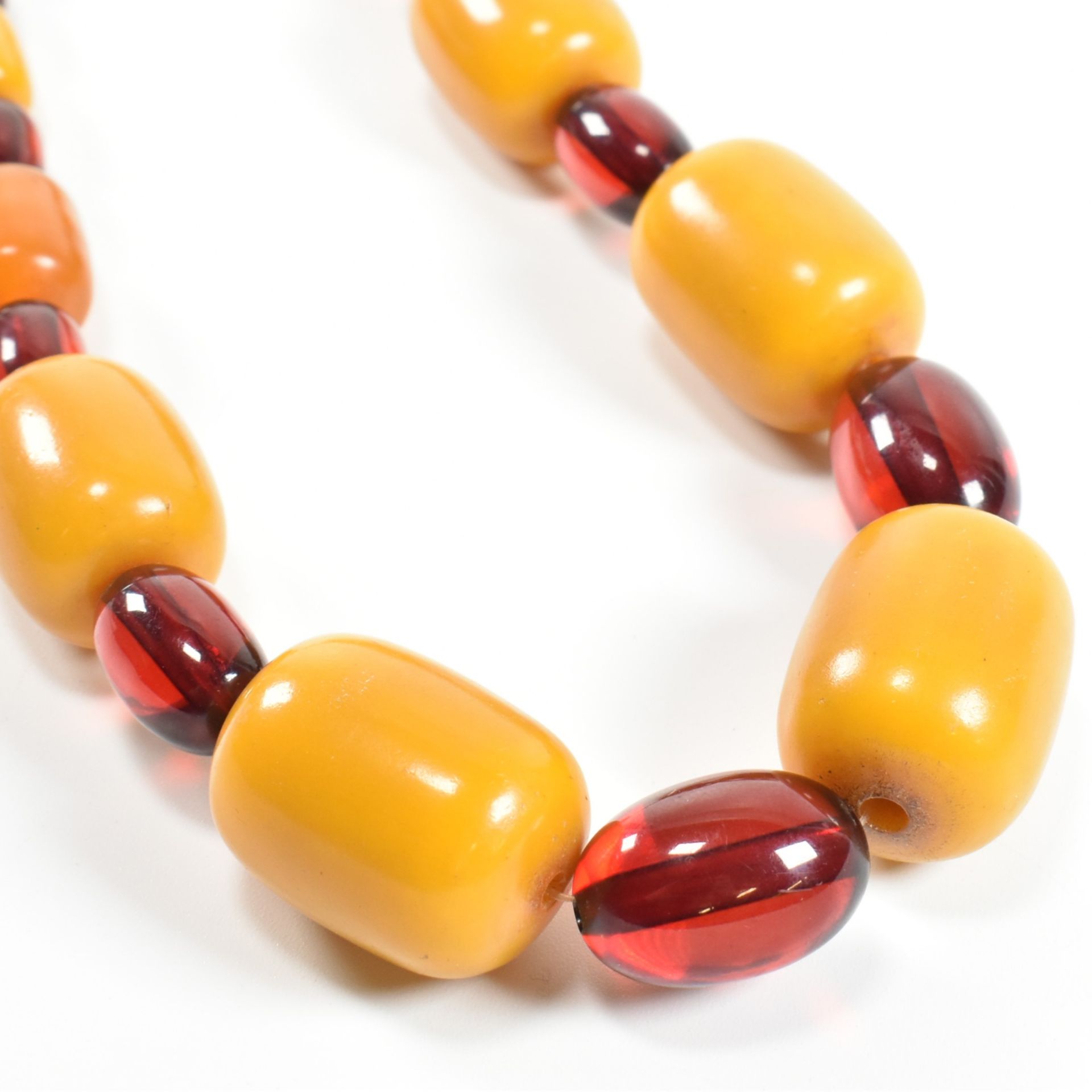 20TH CENTURY YELLOW & CHERRY BAKELITE BEAD NECKLACE - Bild 2 aus 6