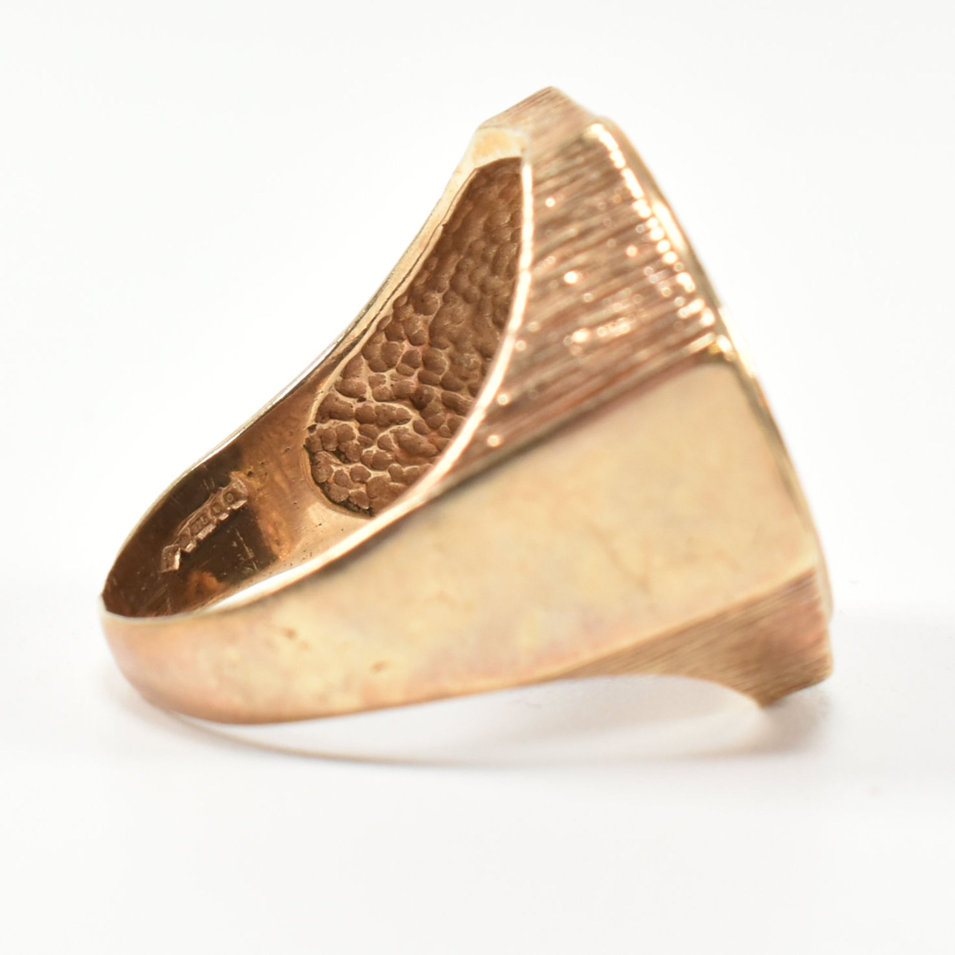 HALLMARKED 9CT GOLD SIGNET RING CANNABIS LEAF MOTIF - Image 7 of 9