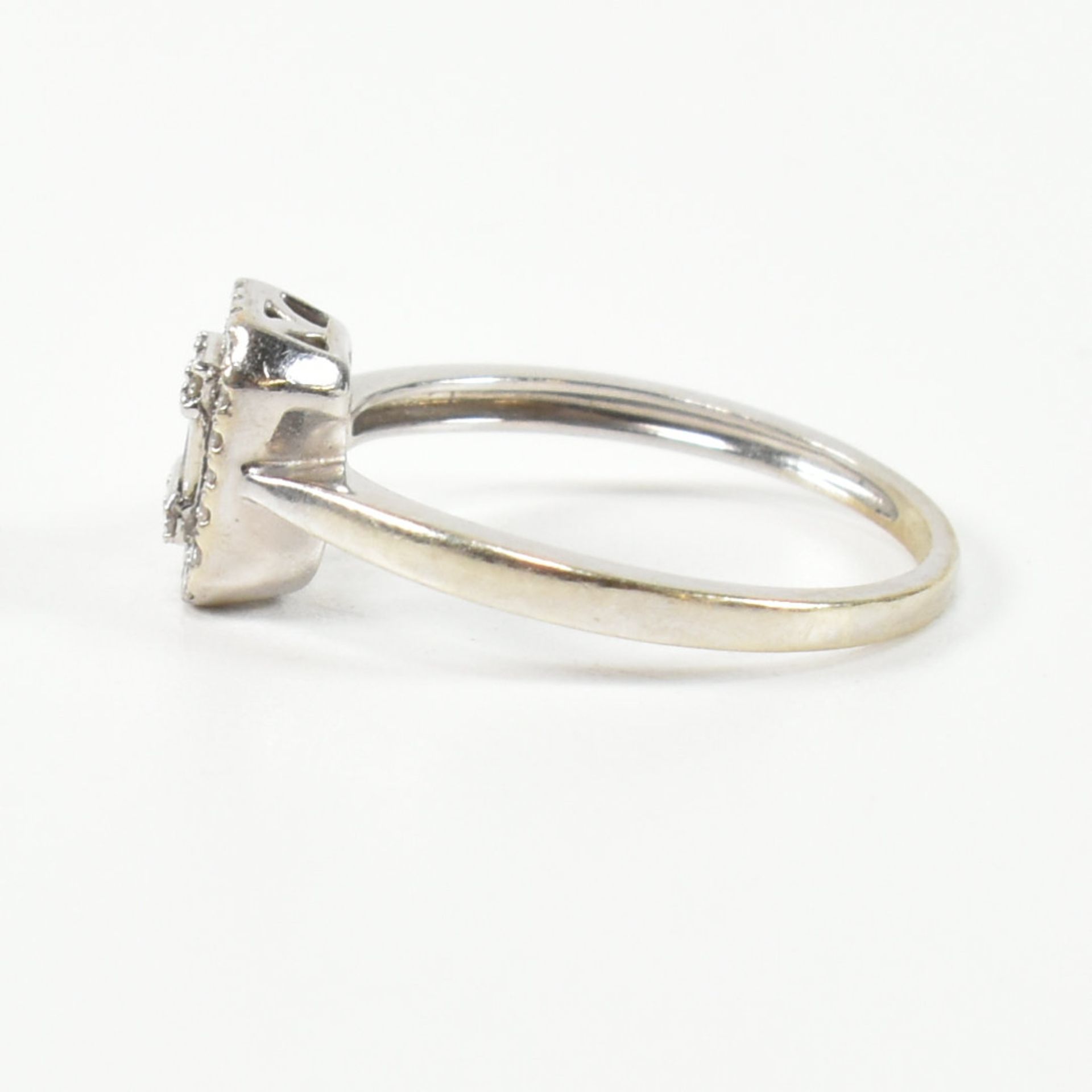 9CT WHITE GOLD & DIAMOND RING - Image 3 of 6