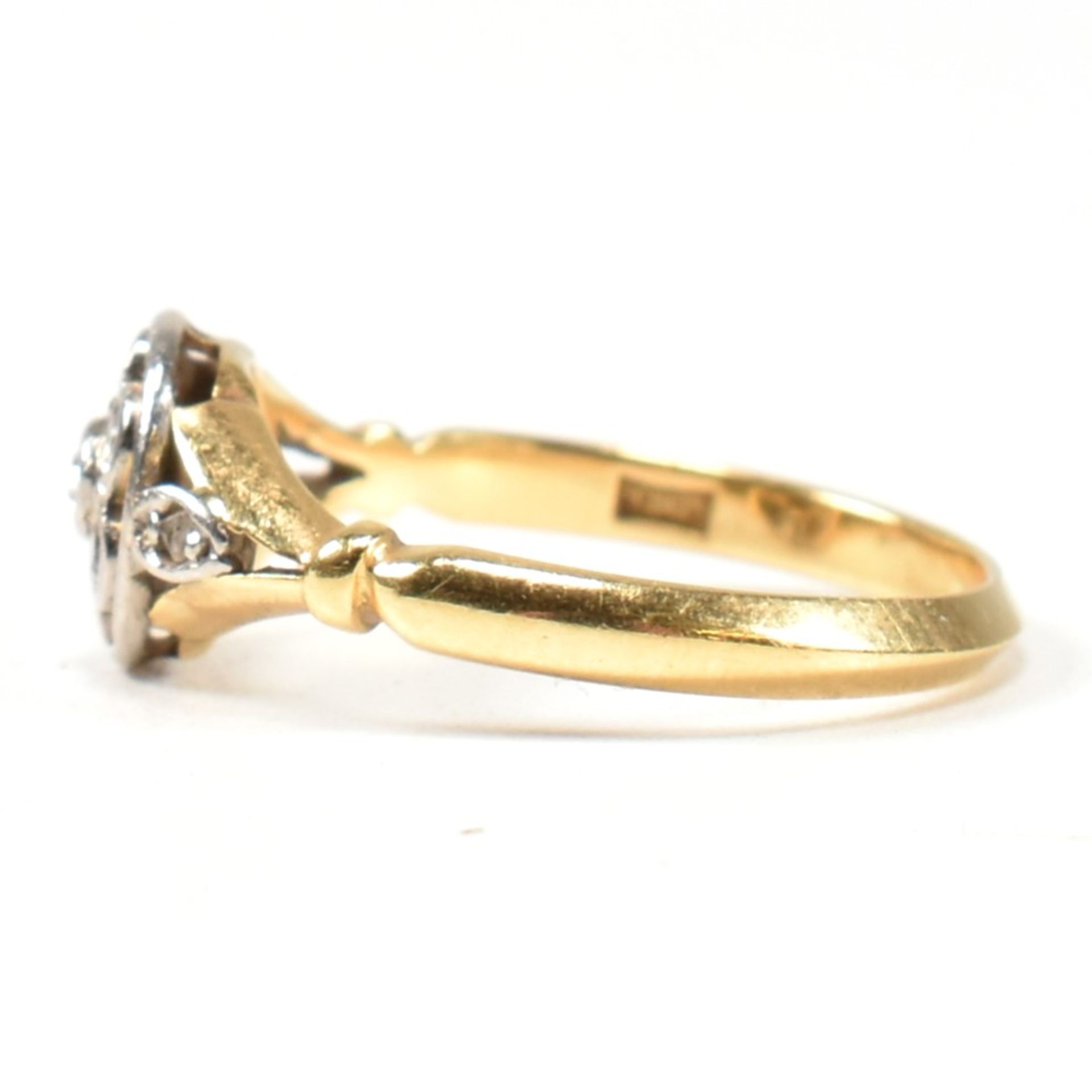 18CT GOLD & DIAMOND CLUSTER RING - Bild 7 aus 9
