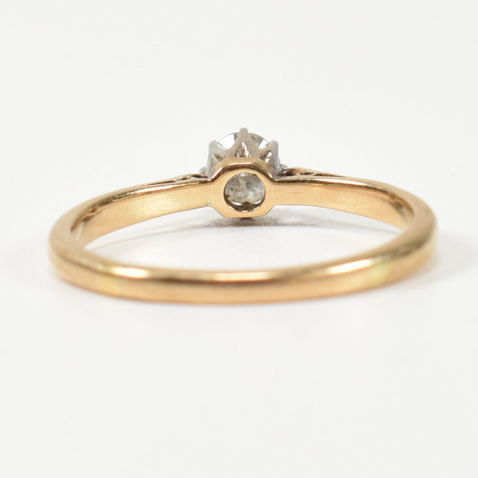 18CT GOLD & DIAMOND SOLITAIRE RING - Image 5 of 8