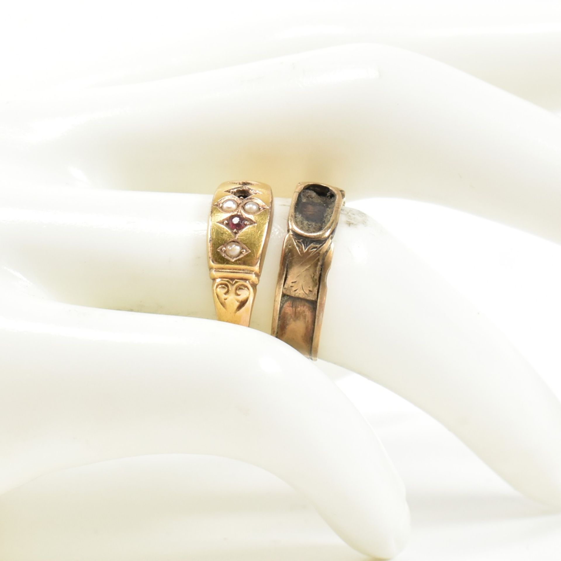 VICTORIAN HALLMARKED 15CT GOLD PEARL & PASTE RING & GOLD BAND RING - Image 8 of 9