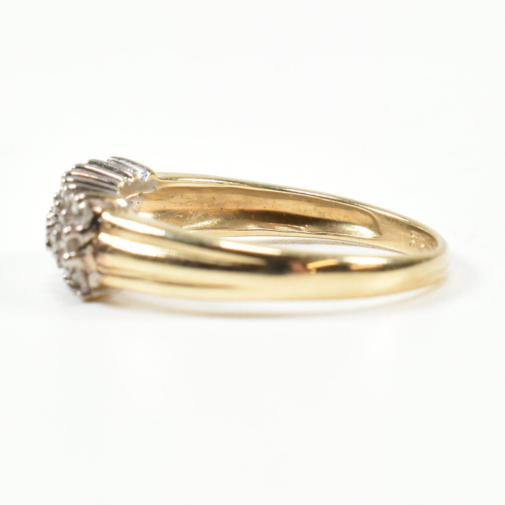 9CT GOLD & DIAMOND CLUSTER RING - Image 7 of 9