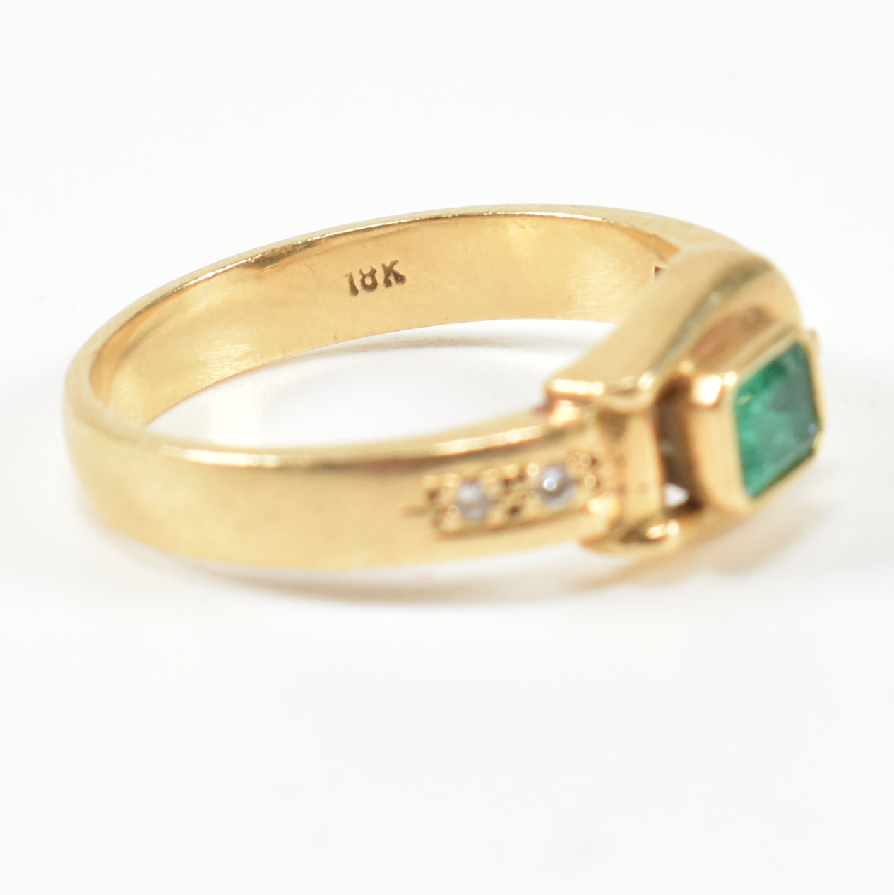 18CT GOLD DIAMOND & EMERALD BUCKLE RING - Image 6 of 7