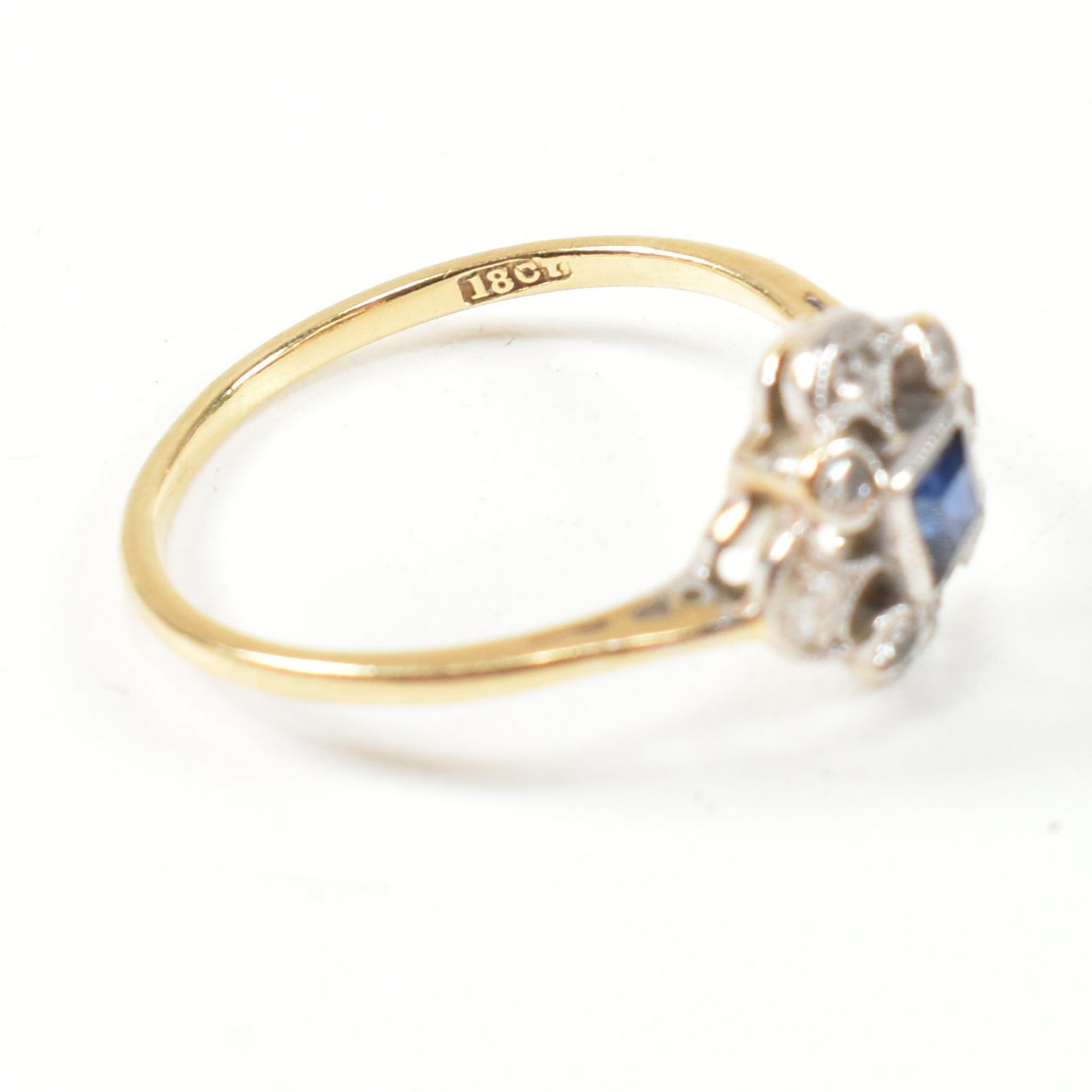 1920S 18CT GOLD SAPPHIRE & DIAMOND CLUSTER RING - Bild 7 aus 8