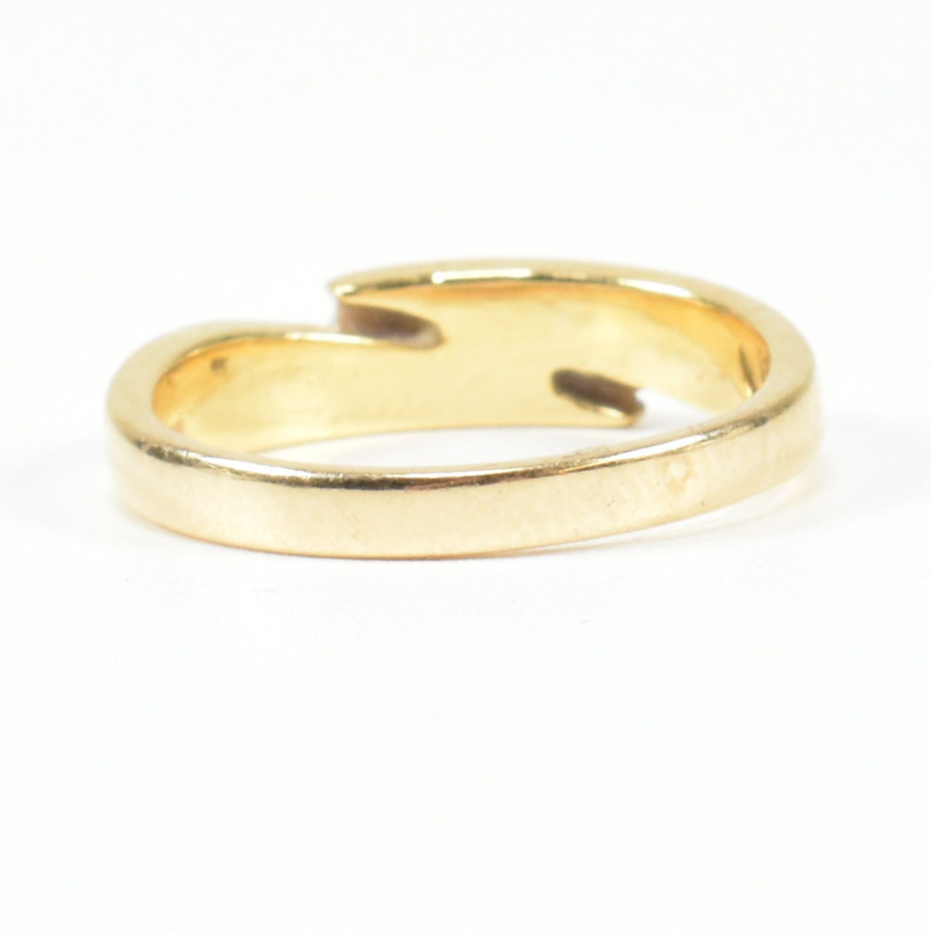 18CT GOLD & DIAMOND CROSSOVER BAND RING - Image 4 of 8